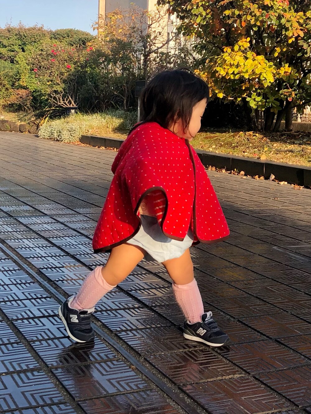 「ビッグシルエット、New Balance、ニューバランス、ポンチョ、韓国子供服、1歳、女の子コーデ、ニューバランス996、韓国ブランド、韓国ファッション、秋冬コーデ、キッズファッション、ブチプラ、monmimi」｜「HOT BISCUITSのアイテム（ポンチョ、レッド系）」を使った、hanamaruさん（キッズ・70cm）の秋コーディネートの1枚目の写真