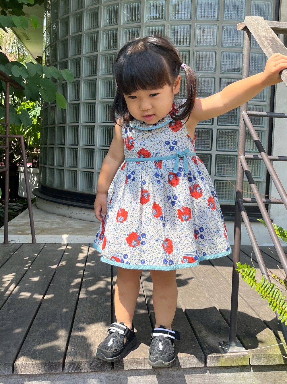 「休日スタイル、ワンピース、ワンピーススタイル、ノースリーブ、ノースリーブワンピース、リバティ、リバティプリント、リバティワンピース、サンダル、夏コーデ、フラワープリント、花柄、花柄ワンピース、ポロラルフローレン、Polo Ralph Lauren」｜「sense of wonderのジュニパーワンピース（ワンピース、グレー系）」を使った、hanamaruさん（キッズ・80cm）の夏コーディネートの1枚目の写真