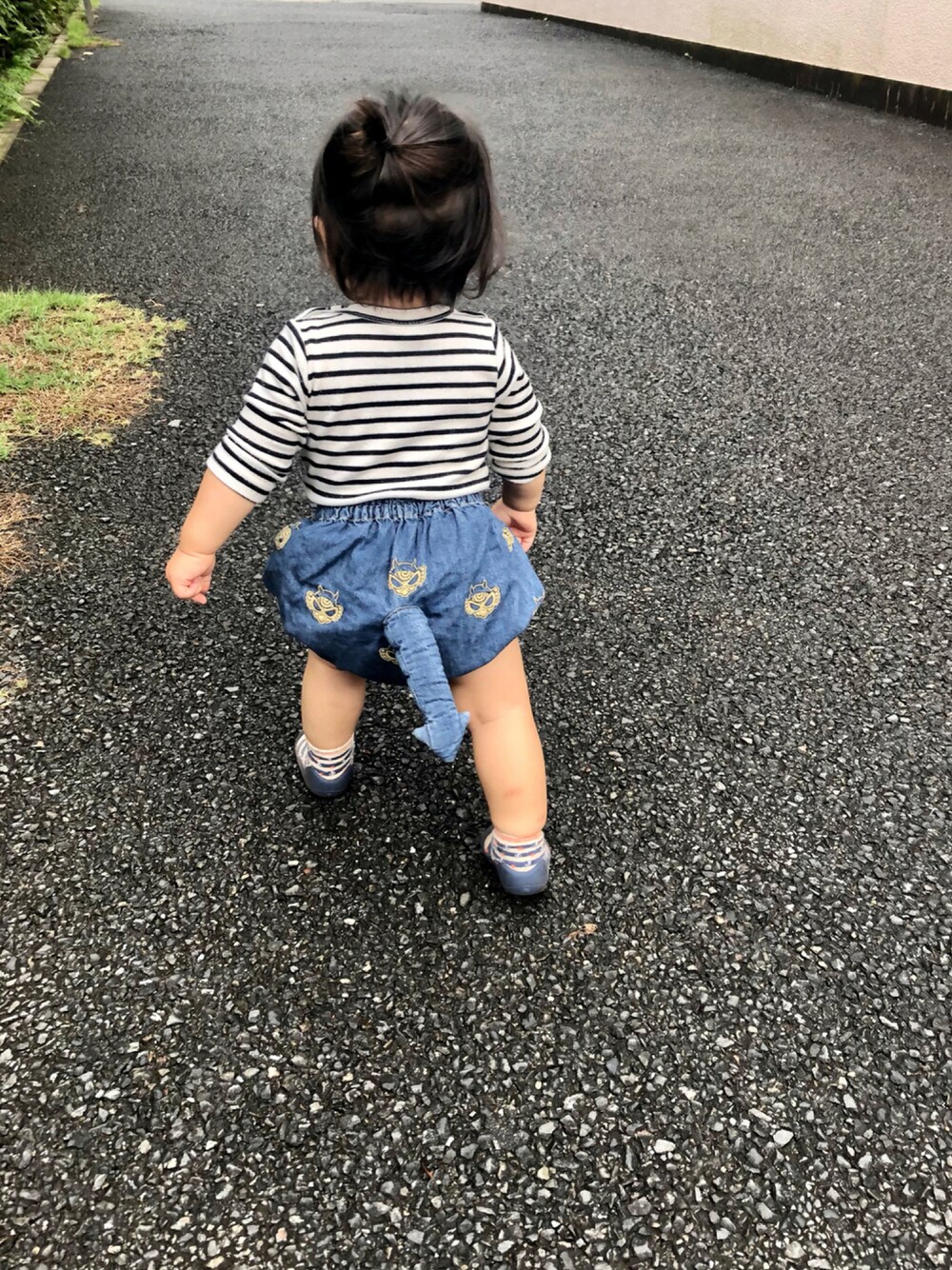 「ボーダー、ストリート、ロンT、休日スタイル、デニムパンツ、キッズコーデ、ボーダートップス、1歳、ボーダーTシャツ、着回しコーデ、女の子コーデ、ベビーコーデ、ヒスミニ、しっぽ、秋服準備はじめました」｜「HYSTERIC MINIのアイテム（デニムパンツ、ブルー系）」を使った、hanamaruさん（キッズ・70cm）の秋コーディネートの1枚目の写真