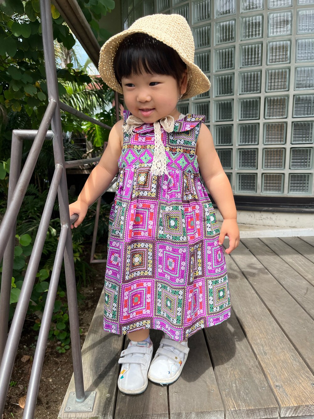 「夏コーデ、ノースリーブ、ノースリーブワンピース、ワンピース、ワンピース×スニーカー、ワンピースコーデ、ワンピーススタイル、リーボック(Reebok)、reebok、麦わら帽子、帽子、ハンドメイド、handmade、ハンドメイド子供服、柄ワンピース」｜「Handmadeのアイテム（ワンピース/ドレス、その他）」を使った、hanamaruさん（キッズ・80cm）の夏コーディネートの1枚目の写真