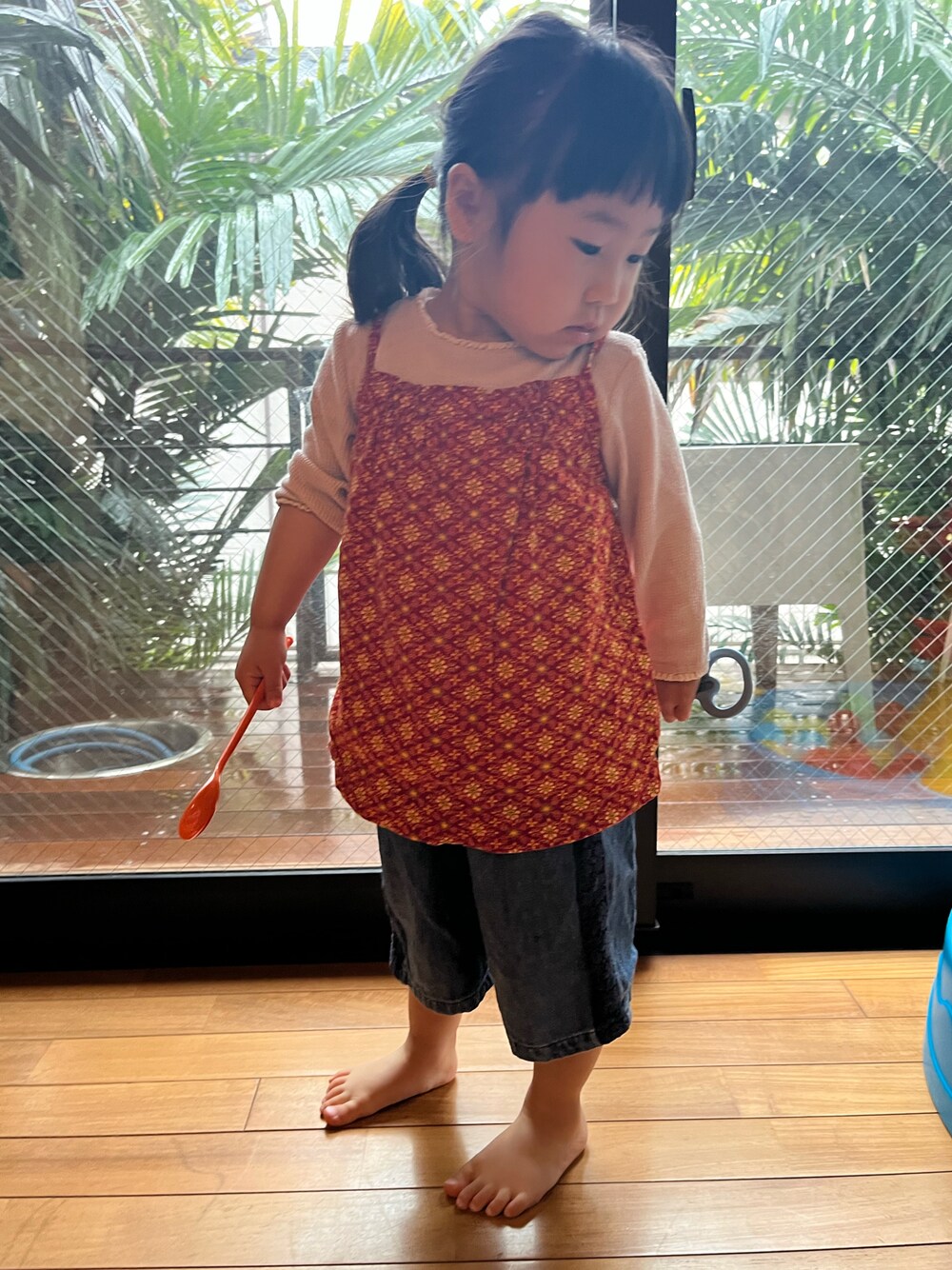 「ハンドメイド、ハンドメイド子供服、handmade、レイヤードスタイル、レイヤード、キャミソール、春夏コーデ、着回しコーデ、デニム、デニムパンツ、ワイドパンツ、ワイドデニム、手作り、プチプラ、プチプラコーデ」｜「Handmadeのギャザーキャミソール（キャミソール、レッド系）」を使った、hanamaruさん（キッズ・90cm）の春コーディネートの1枚目の写真
