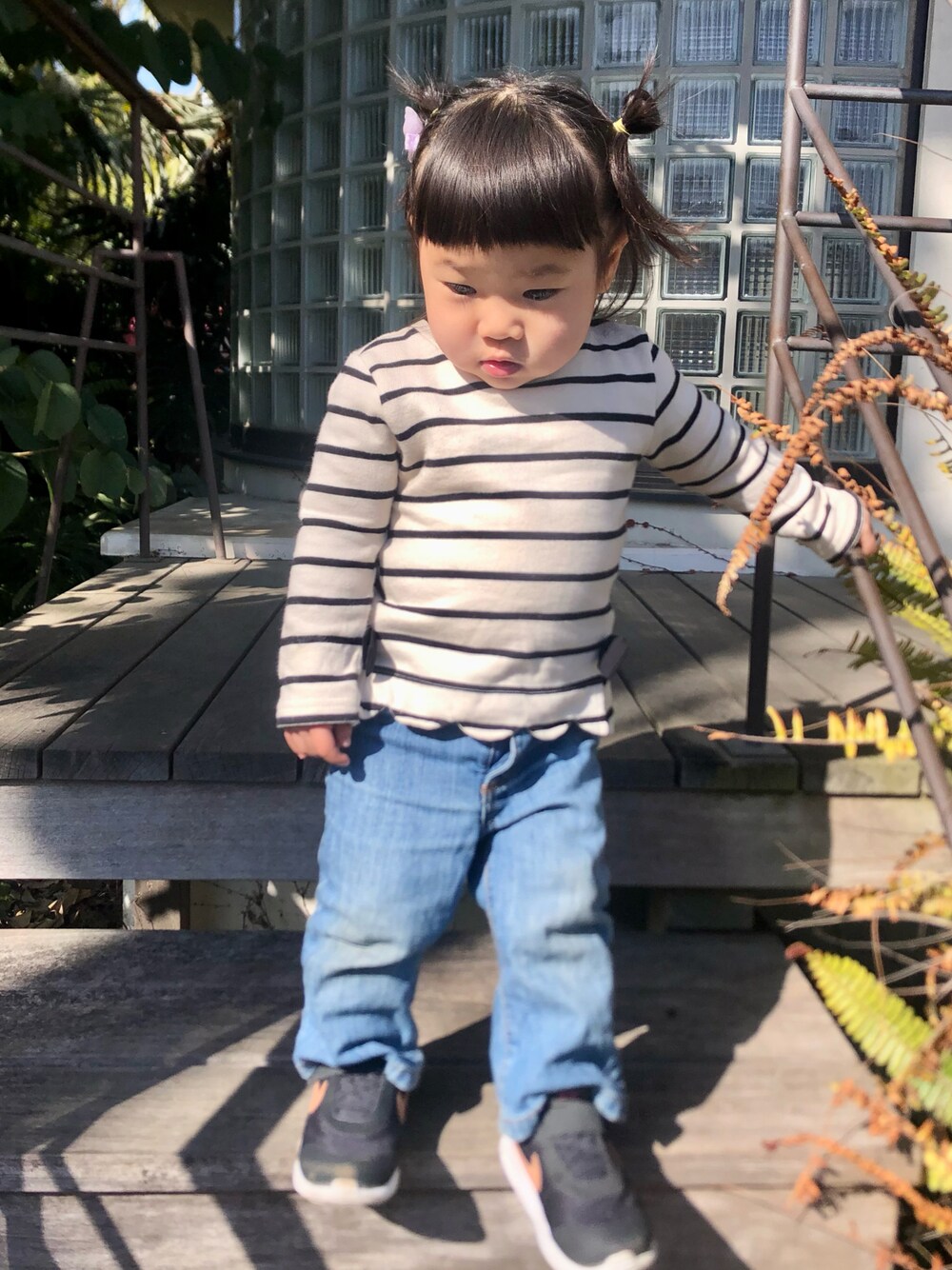 「キッズファッション、デニム、ボーダー、ボーダートップス、デニムパンツ、フレアパンツ、フレアデニム、エアマックス、ナイキ、NIKE、ナイキエアマックス、ストリート、リボン、1歳、カジュアル」｜「Seraphのスカラップボーダー長袖Tシャツ（Tシャツ/カットソー、ホワイト系）」を使った、hanamaruさん（キッズ・80cm）の春コーディネートの1枚目の写真