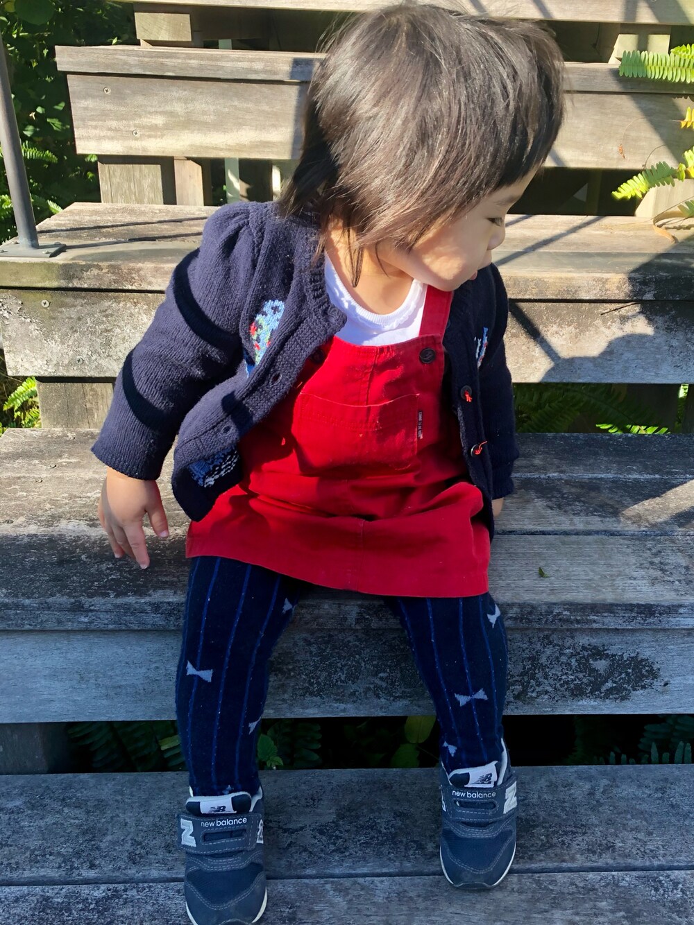 「カーディガン、スニーカー、New Balance、ネイビー、タイツ、スニーカーコーデ、ジャンパースカート、マリン、ラルフローレン、Ralph Lauren、マリンコーデ、1歳、秋冬コーデ、マイベストコーデ2021、未来のWEARISTAプロジェクト」｜「COMME CA DU MODEのアイテム（ジャンパースカート、レッド系）」を使った、hanamaruさん（キッズ・70cm）の冬コーディネートの1枚目の写真