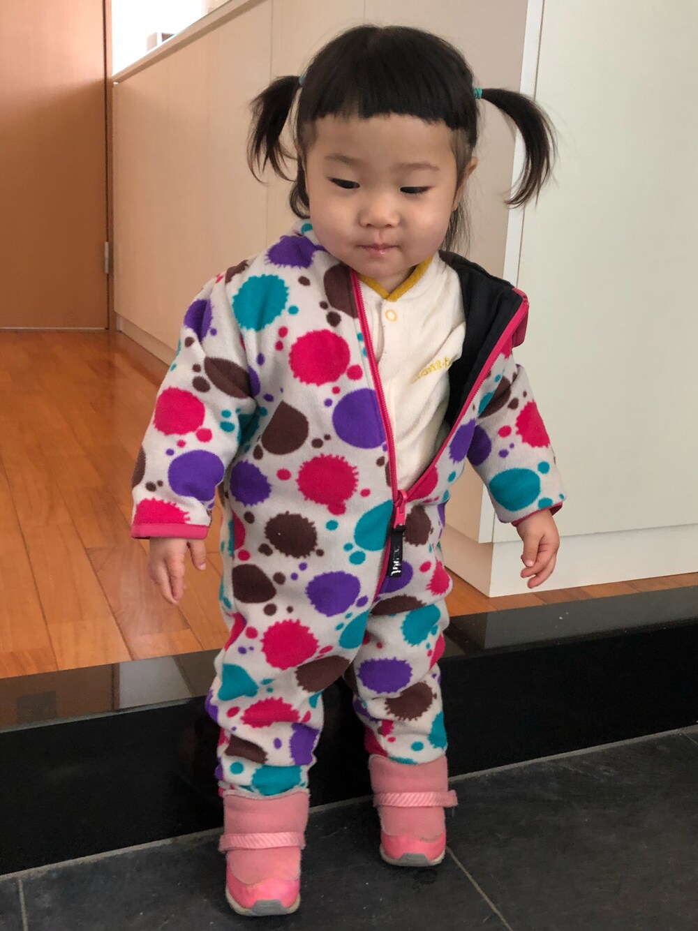 「フリース、ジャンプスーツ、冬コーデ、公園、公園スタイル、スニーカーコーデ、キッズコーデ、スニーカー、ニューバランス、mont-bell、New Balance、x-girl、私の推しブランド、あったかコーデ、オールインワン」｜「NEW BALANCEのFB996S（スニーカー、ピンク系）」を使った、hanamaruさん（キッズ・80cm）の冬コーディネートの1枚目の写真