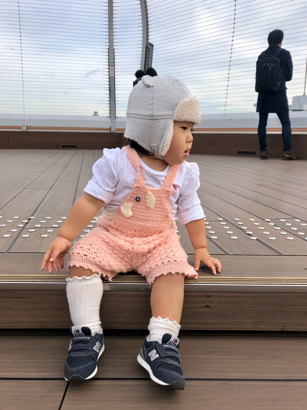 「サロペット、New Balance、ニューバランス、オールインワン、オーバーオール、秋のコーデ、ハンドメイド、handmade、1歳、カジュアルコーデ、女の子コーデ、フライトキャップ、秋冬コーデ、キッズファッション、ニットコーデ」｜「H&Mのアイテム（キャップ、グレー系）」を使った、hanamaruさん（キッズ・70cm）の秋コーディネートの1枚目の写真
