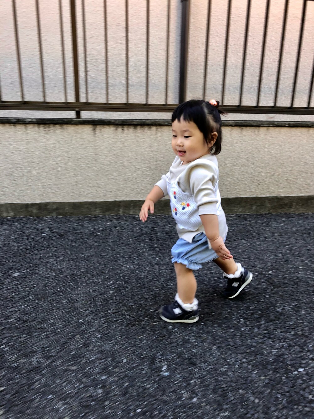 「スニーカー、デニム、New Balance、ストリート、スニーカーコーデ、デニムパンツ、韓国子供服、1歳、スニーカー×靴下、韓国ブランド、韓国ファッション、秋コーデ、new balance 996、キッズファッション、ptite main」｜「seriaのアイテム（ヘアゴム、その他）」を使った、hanamaruさん（キッズ・70cm）の秋コーディネートの1枚目の写真
