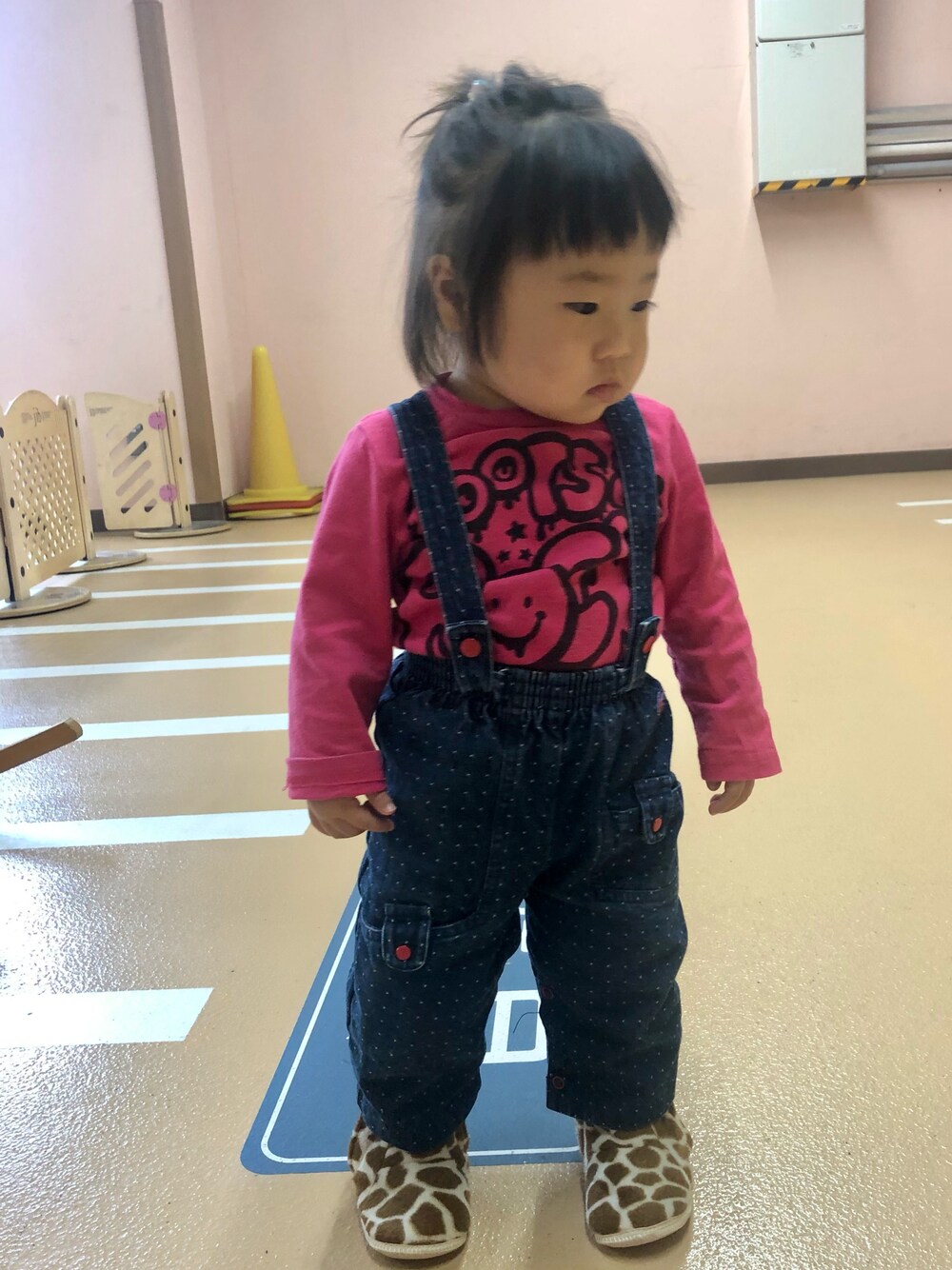 「古着、デニム、ブーツ、ストリート、ドット、サスペンダー、LACOSTE、デニムパンツ、古着MIX、ラコステ、1歳、デニムコーデ、古着コーデ、ブーツスタイル、古着女子」｜「no brandのアイテム（Tシャツ/カットソー、ピンク系）」を使った、hanamaruさん（キッズ・70cm）の秋コーディネートの1枚目の写真