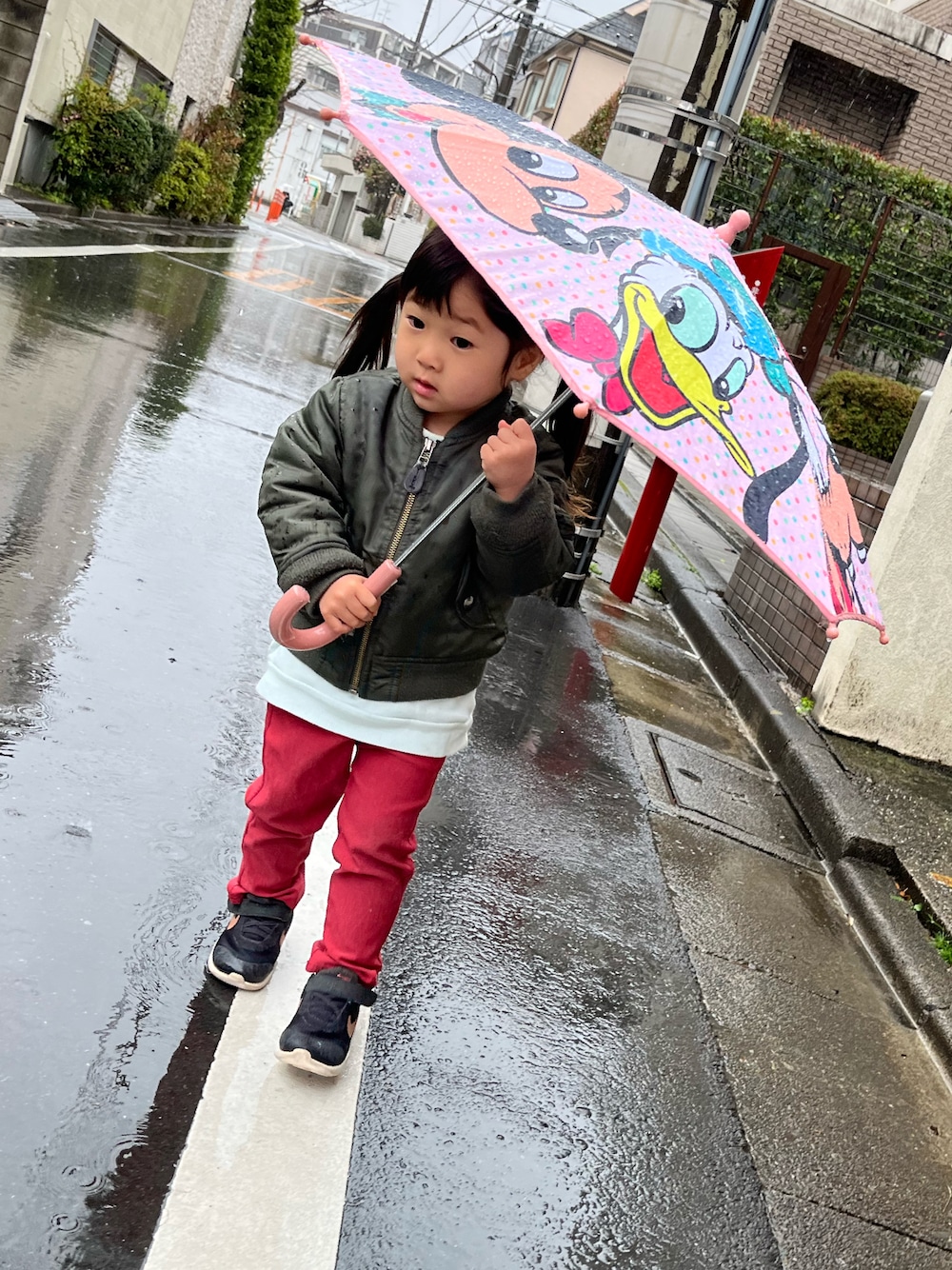 「キッズコーデ、傘、雨の日コーデ、雨、MA-1、プチプラ、プチプラコーデ、カーキ、カーキアウター、赤、スニーカー、ストリート、スニーカーコーデ、ナイキ、NIKE」｜「Birthdayのアイテム（長傘、ピンク系）」を使った、hanamaruさん（キッズ・90cm）の春コーディネートの1枚目の写真