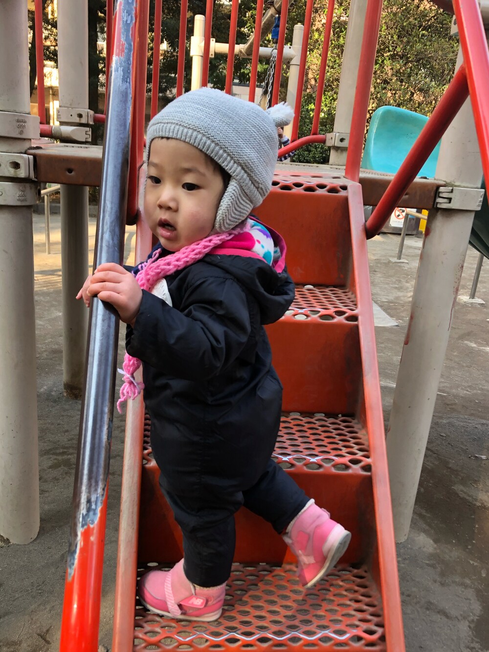 「ハンドメイド、handmade、マフラー、ニット帽、フライトキャップ、オールインワン、ジャンプスーツ、女の子コーデ、公園、公園スタイル、公園コーデ、New Balance、ニューバランス、1歳、冬コーデ」｜「GAPの裏ボア帽子 (ベビー)（ニットキャップ/ビーニー、グレー系）」を使った、hanamaruさん（キッズ・80cm）の冬コーディネートの1枚目の写真