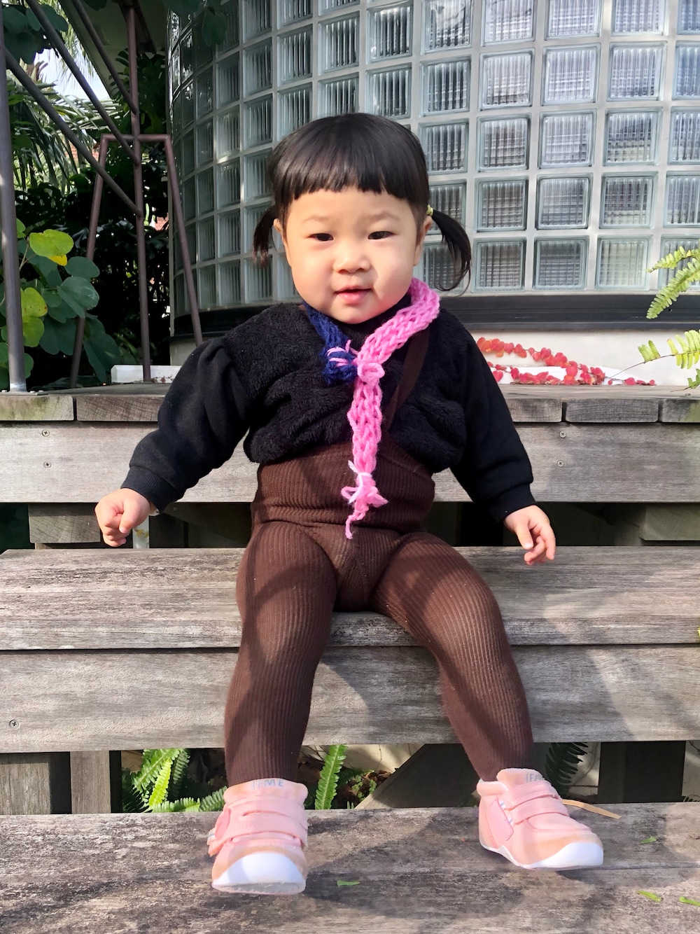 「ハンドメイド、handmade、シリーサイラス、sillysilas、タイツ、スウェット、冬コーデ、1歳、あったかコーデ、女の子コーデ、キッズファッション、シンプルコーデ、ダークカラー、ダークトーンコーデ、スニーカーコーデ」｜「Handmadeのアイテム（マフラー、ピンク系）」を使った、hanamaruさん（キッズ・80cm）の冬コーディネートの1枚目の写真