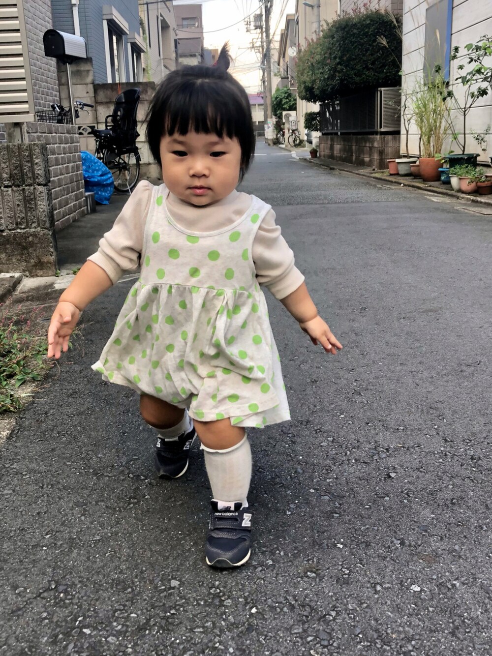 「スニーカー、ワンピース、レイヤード、New Balance、秋のコーデ、レイヤードスタイル、スニーカーコーデ、1歳、カジュアルコーデ、ベビーコーデ、スニーカー×靴下、ワンピース×スニーカー、秋コーデ、new balance 996、キッズファッション」｜「NEW BALANCEのNew Balance:IZ996（スニーカー、ブルー系）」を使った、hanamaruさん（キッズ・70cm）の秋コーディネートの1枚目の写真