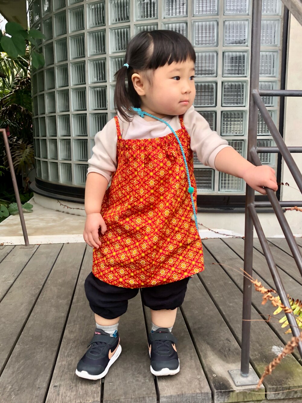 「ハンドメイド、handmade、手作り、ナイキ、NIKE、エアマックス、ナイキエアマックス、1歳、春コーデ、春、春服みてみて、キャミソール、キャミワンピ、キャミワンピース、レイヤードスタイル」｜「Handmadeのギャザーキャミソール（キャミソール、レッド系）」を使った、hanamaruさん（キッズ・80cm）の春コーディネートの1枚目の写真