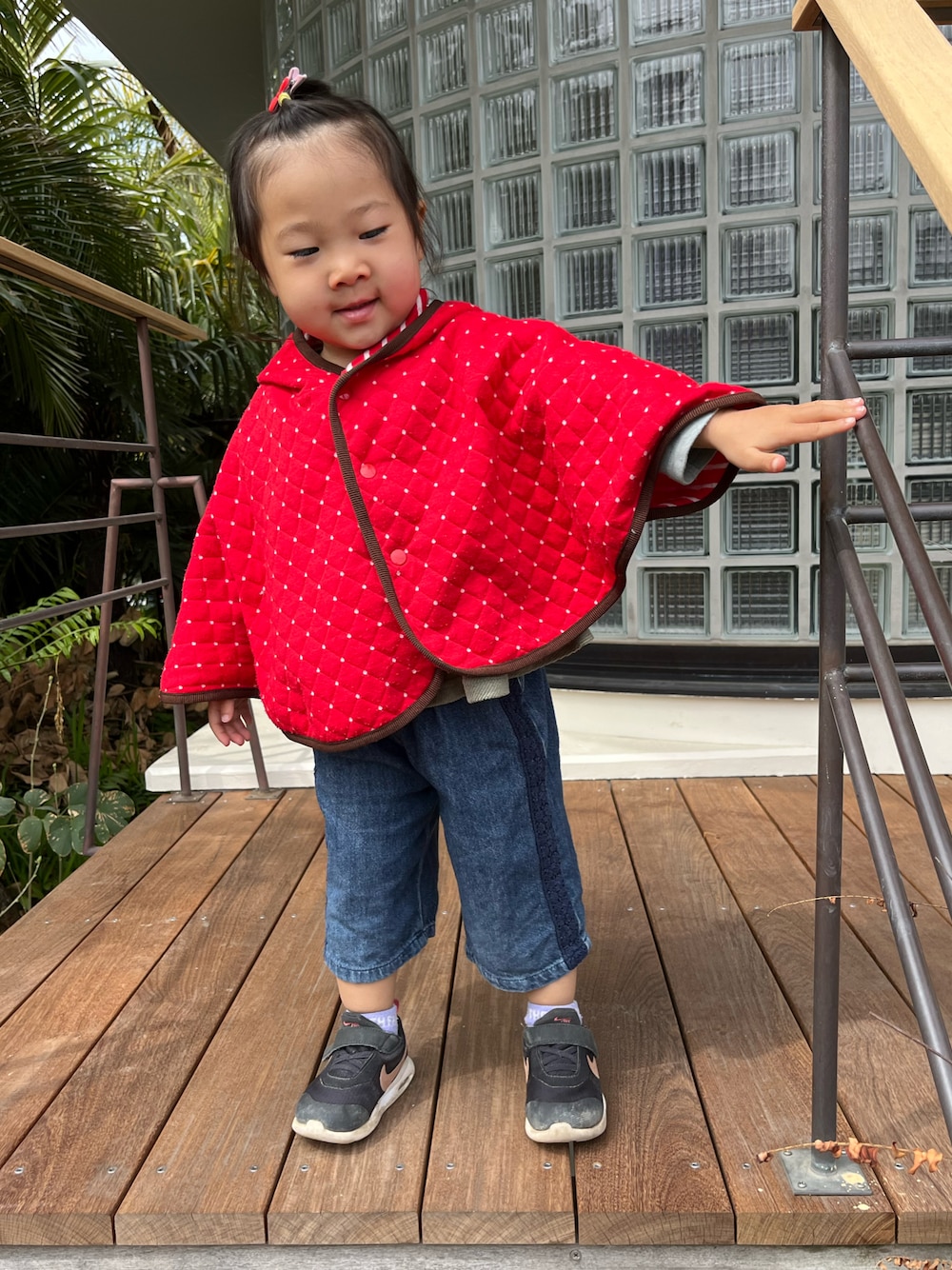 「春服、キッズファッション、女の子、ポンチョ、ドット、ドット柄、デニム、デニムパンツ、ワイドパンツ、ワイドデニム、ホットビスケッツ、hotbiscuits、apreslescours、アプレレクール、スニーカー」｜「HOT BISCUITSのアイテム（ポンチョ、レッド系）」を使った、hanamaruさん（キッズ・90cm）の春コーディネートの1枚目の写真