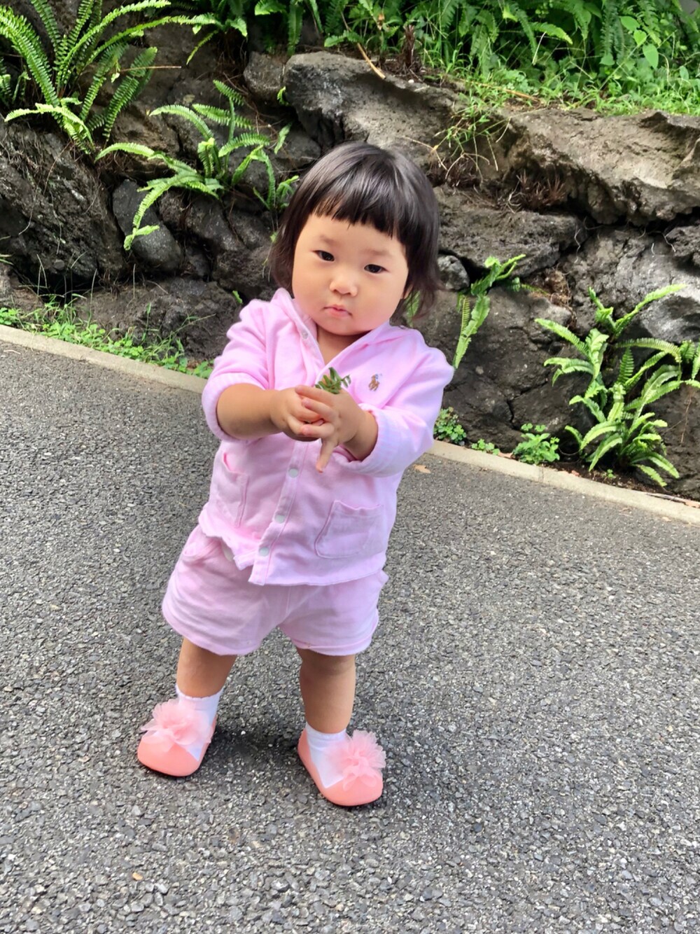 「セットアップ、ピンク、パーカー、ストリート、キッズコーデ、ラルフローレン、Ralph Lauren、シンプルコーデ、1歳、カジュアルコーデ、ラクチンコーデ、ピンクコーデ、秋コーデ、おんなのこ、秋服準備はじめました」｜「AttipasのCorsage(コサージュ)（その他シューズ、ピンク系）」を使った、hanamaruさん（キッズ・70cm）の秋コーディネートの1枚目の写真