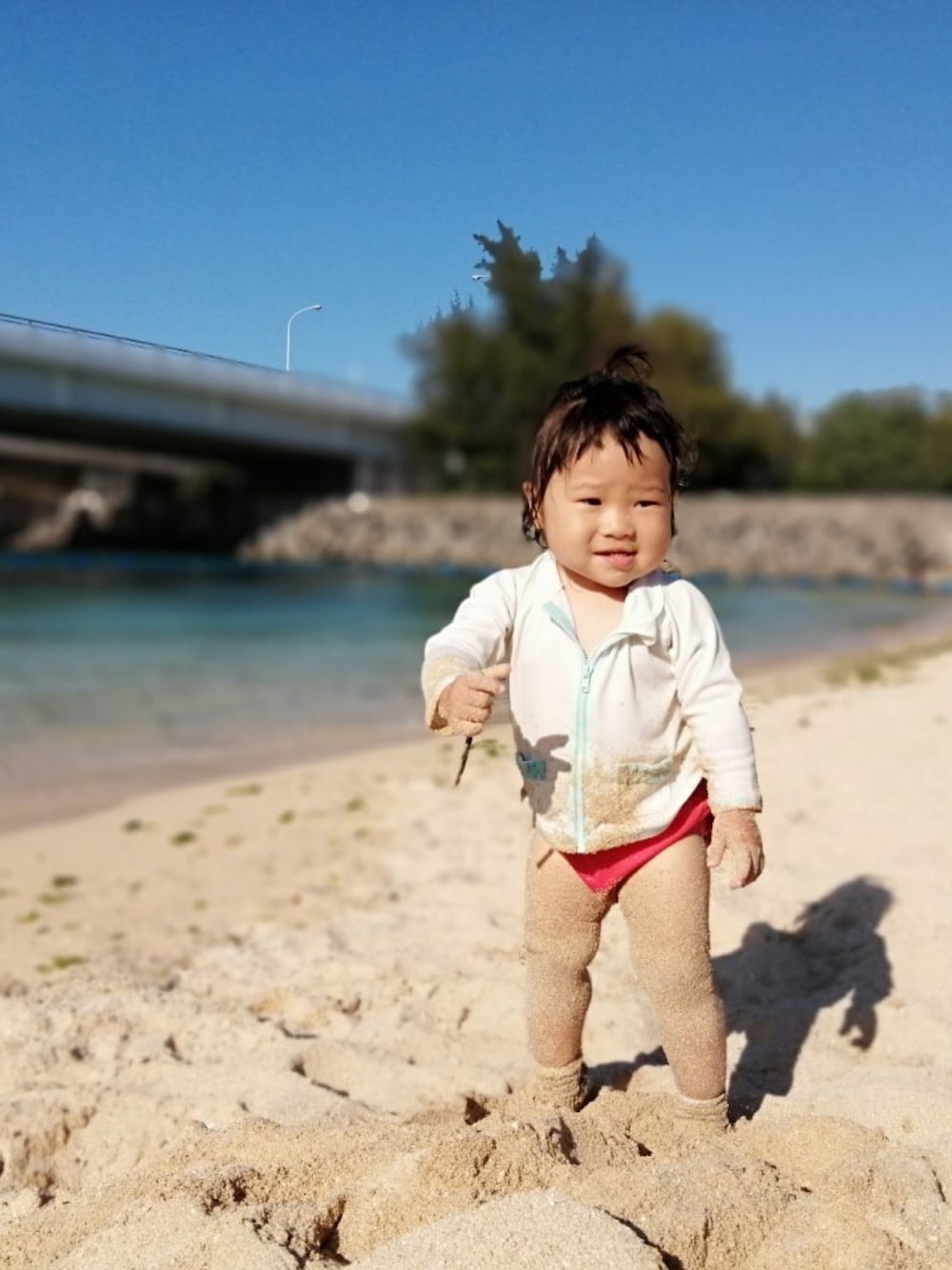 「海、休日スタイル、沖縄、1歳、水着、海コーデ、ラッシュガード、水着スタイル、沖縄旅行、水着コーデ、沖縄コーデ、水着女子」｜「Kids Foretのアイテム（ラッシュガード、ホワイト系）」を使った、hanamaruさん（キッズ・70cm）の秋コーディネートの1枚目の写真