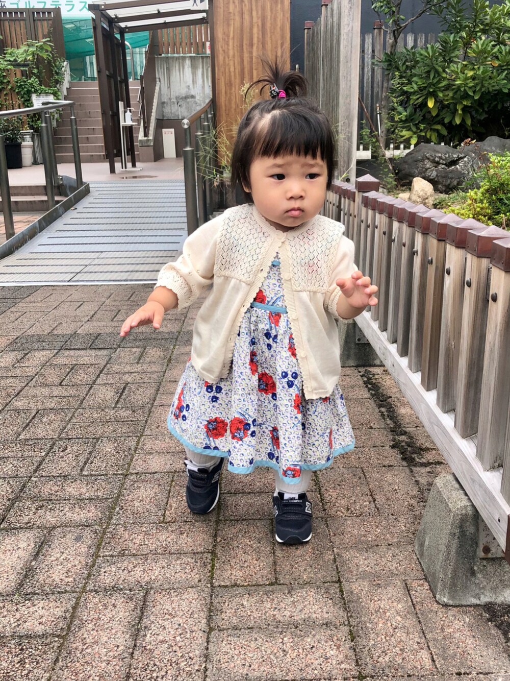 「カーディガン、スニーカー、ワンピース、ワントーンコーデ、New Balance、スニーカーコーデ、リバティプリント、1歳、ワンピーススタイル、ベビーコーデ、スニーカー×靴下、ワンピース×スニーカー、new balance 996、キッズファッション、センスオブワンダー」｜「sense of wonderのオーガニックコットン　BASICボレロ（カーディガン/ボレロ、ホワイト系）」を使った、hanamaruさん（キッズ・70cm）の秋コーディネートの1枚目の写真
