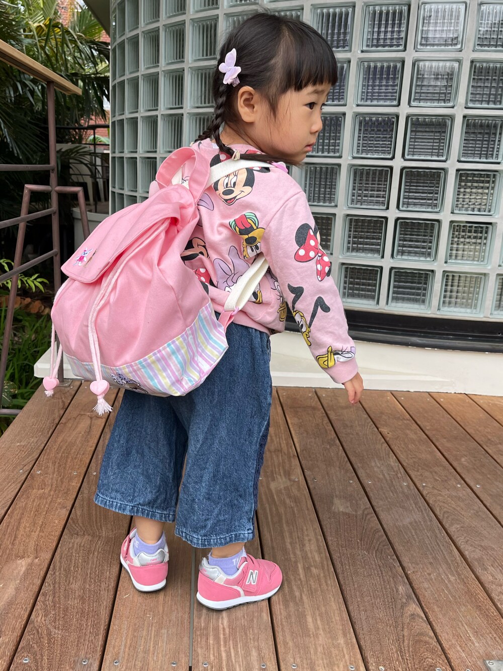 「プチプラ、ハンドメイド、ハンドメイドバッグ、handmade、春コーデ、デニム、デニムパンツ、ワイドパンツ、ワイドデニム、女の子、New Balance、ニューバランス、ニューバランス996、ピンク、ピンクコーデ」｜「NEW BALANCEの996（スニーカー、ピンク系）」を使った、hanamaruさん（キッズ・90cm）の春コーディネートの1枚目の写真