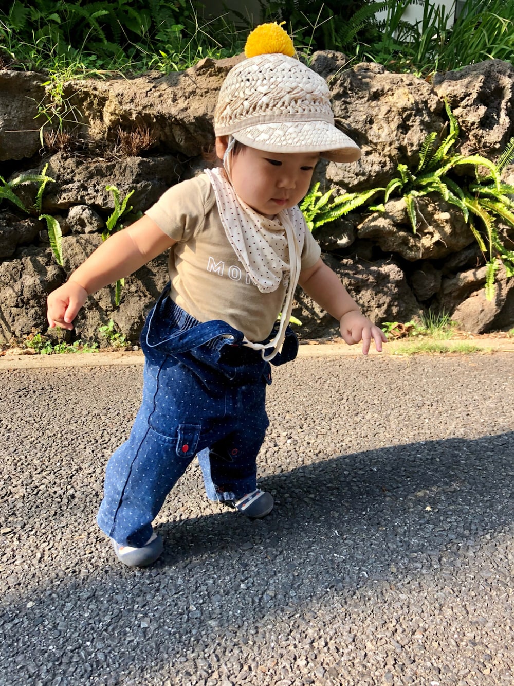 「オールインワン、デニム、デニムパンツ、デニムワイドパンツ、ptite main、プチプラ、プチプラコーデ、古着、古着MIX、古着女子、ラコステ、3coins、ワイドパンツ、ワイドデニム、ドット」｜「petit mainのポンポン付きブレードキャップ（キャップ、ベージュ系）」を使った、hanamaruさん（キッズ・70cm）の夏コーディネートの1枚目の写真