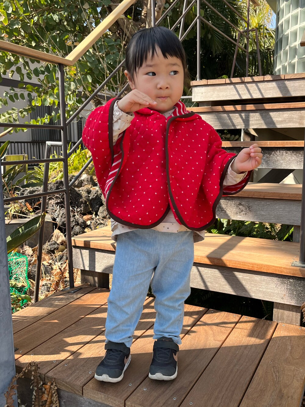 「春服デビュー宣言、ポンチョ、着回しコーデ、春服、赤、ホットビスケッツ、hotbiscuits、カジュアルコーデ」｜「HOT BISCUITSのアイテム（ポンチョ、レッド系）」を使った、hanamaruさん（キッズ・90cm）の春コーディネートの1枚目の写真