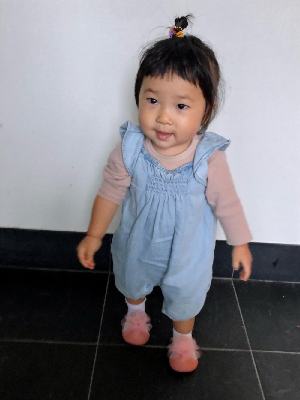 「デニム、カジュアル、サロペット、オールインワン、ストリート、GAP、プチプラ、プチプラコーデ、1歳、女の子、ゆるコーデ、セリア、アティパス、プチプラでかなうトータルコーデ、だから秋服が好き」｜「seriaのアイテム（ヘアゴム、その他）」を使った、hanamaruさん（キッズ・70cm）の秋コーディネートの1枚目の写真