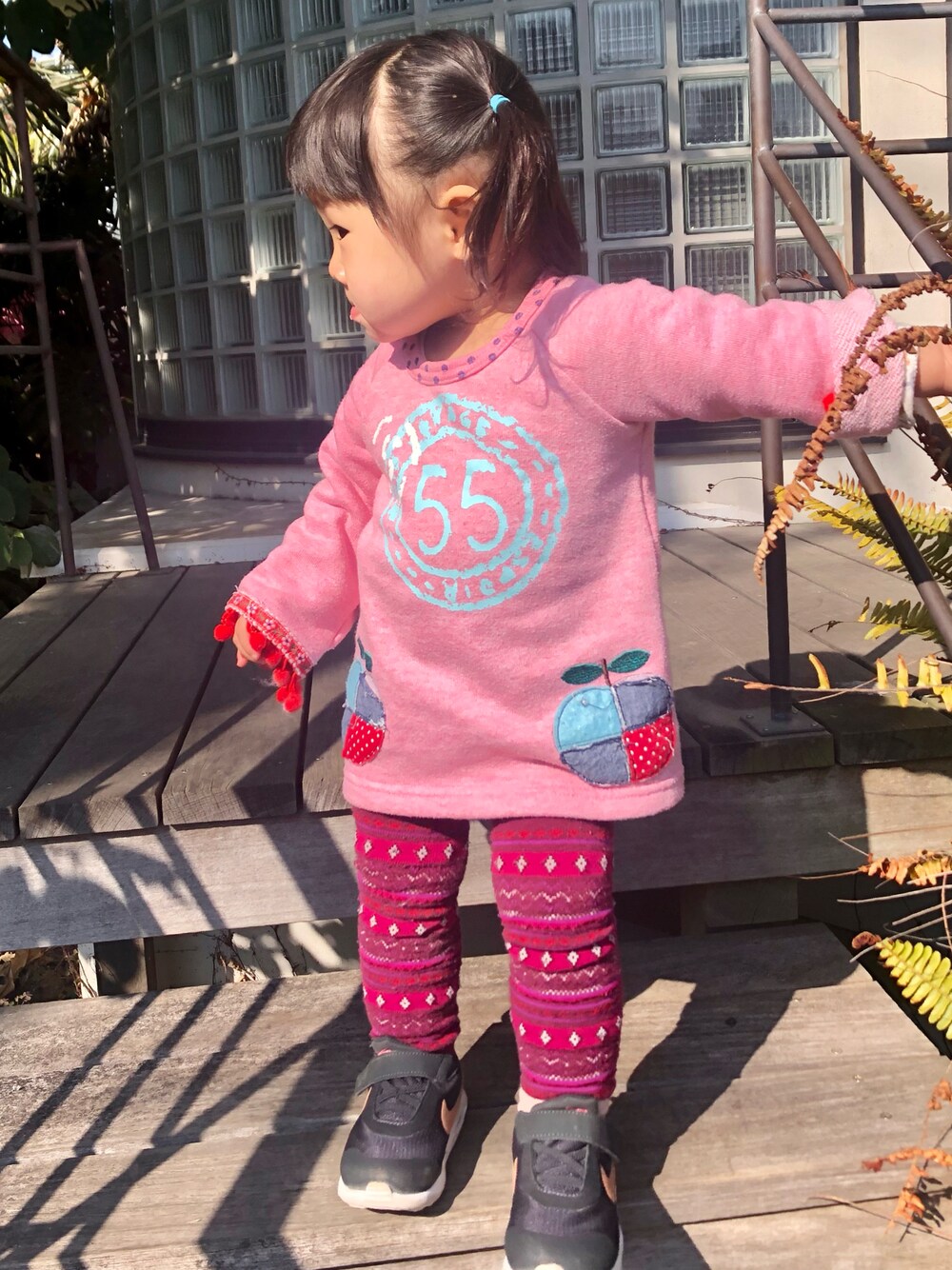 レッド系のスウェット、レッド系のスニーカー、レッド系のレギンス/スパッツを着用したキッズの春コーディネートの1枚目の写真