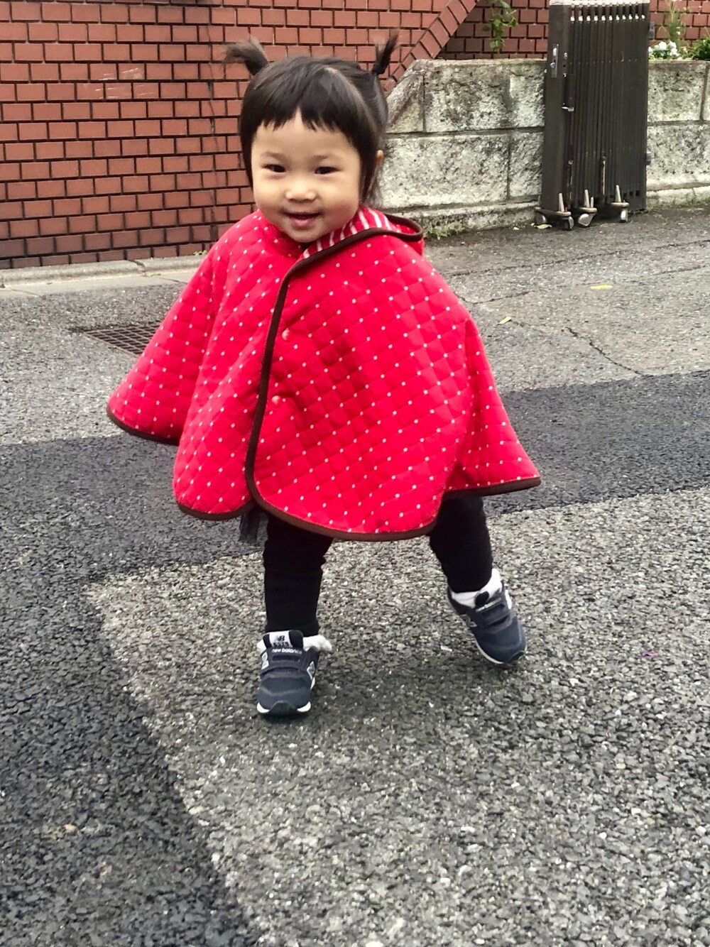 「New Balance、レッド、秋のコーデ、レギンス、ポンチョ、シンプルコーデ、1歳、女の子、スカッツ、mikihouse、ブランシェス、Branshes、new balance 996、秋冬コーデ、devirock」｜「HOT BISCUITSのアイテム（ポンチョ、レッド系）」を使った、hanamaruさん（キッズ・70cm）の秋コーディネートの1枚目の写真