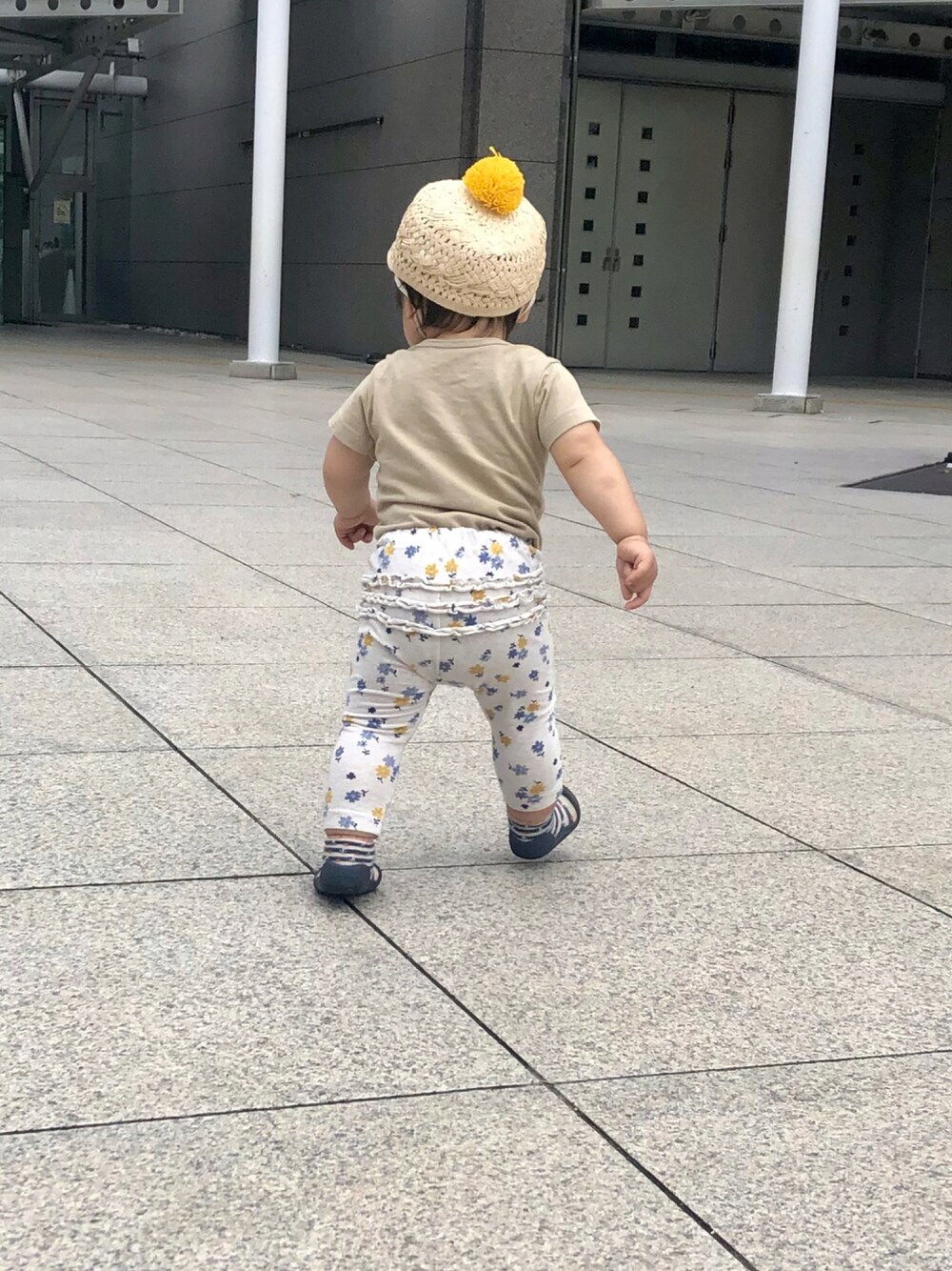 ブルー系のシューズ、ホワイト系のレギンス/スパッツ、ベージュ系のロンパースを着用したキッズの秋コーディネートの1枚目の写真