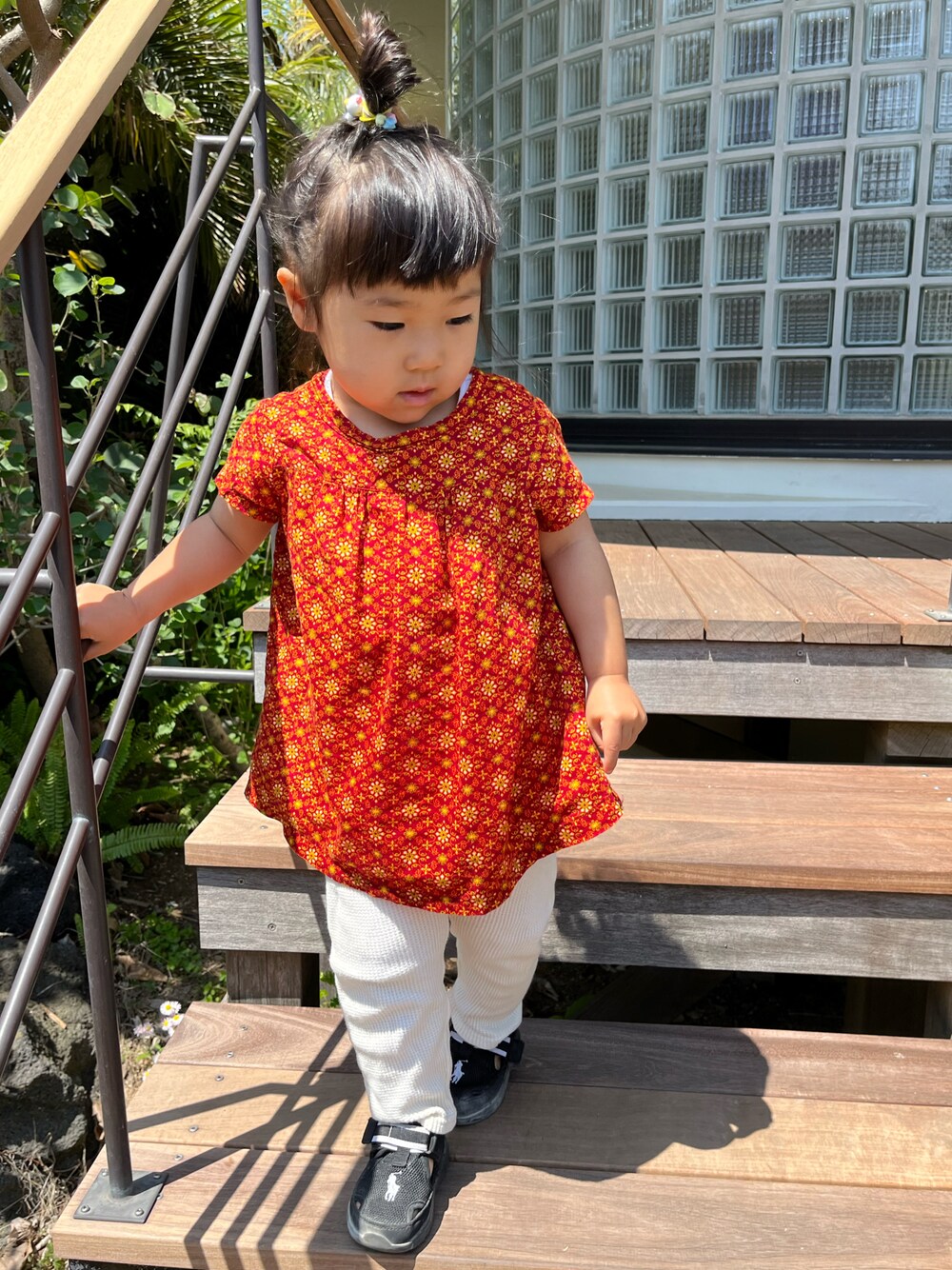 「春夏コーデ、キッズコーデ、プチプラ、ハンドメイド、ハンドメイド子供服、handmade、白パンツ、ワッフル、Polo Ralph Lauren」｜「Handmadeのリボンスモッグ（シャツ/ブラウス、レッド系）」を使った、hanamaruさん（キッズ・90cm）の春コーディネートの1枚目の写真