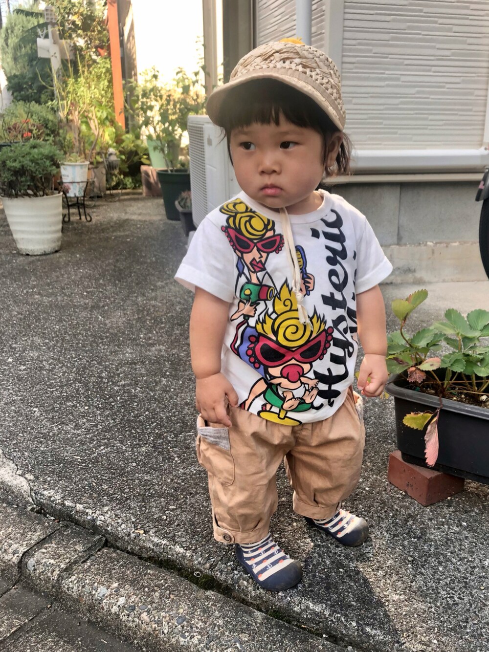 「ビッグシルエット、ベージュ、キャップ、Tシャツ、ベージュパンツ、ベージュコーデ、ゆるパンツ、1歳、カジュアルコーデ、白Tシャツ、ゆるコーデ、ヒスミニ、キャップコーデ、ゆるっとコーデ、ptite main」｜「petit mainのポンポン付きブレードキャップ（キャップ、ベージュ系）」を使った、hanamaruさん（キッズ・70cm）の秋コーディネートの1枚目の写真