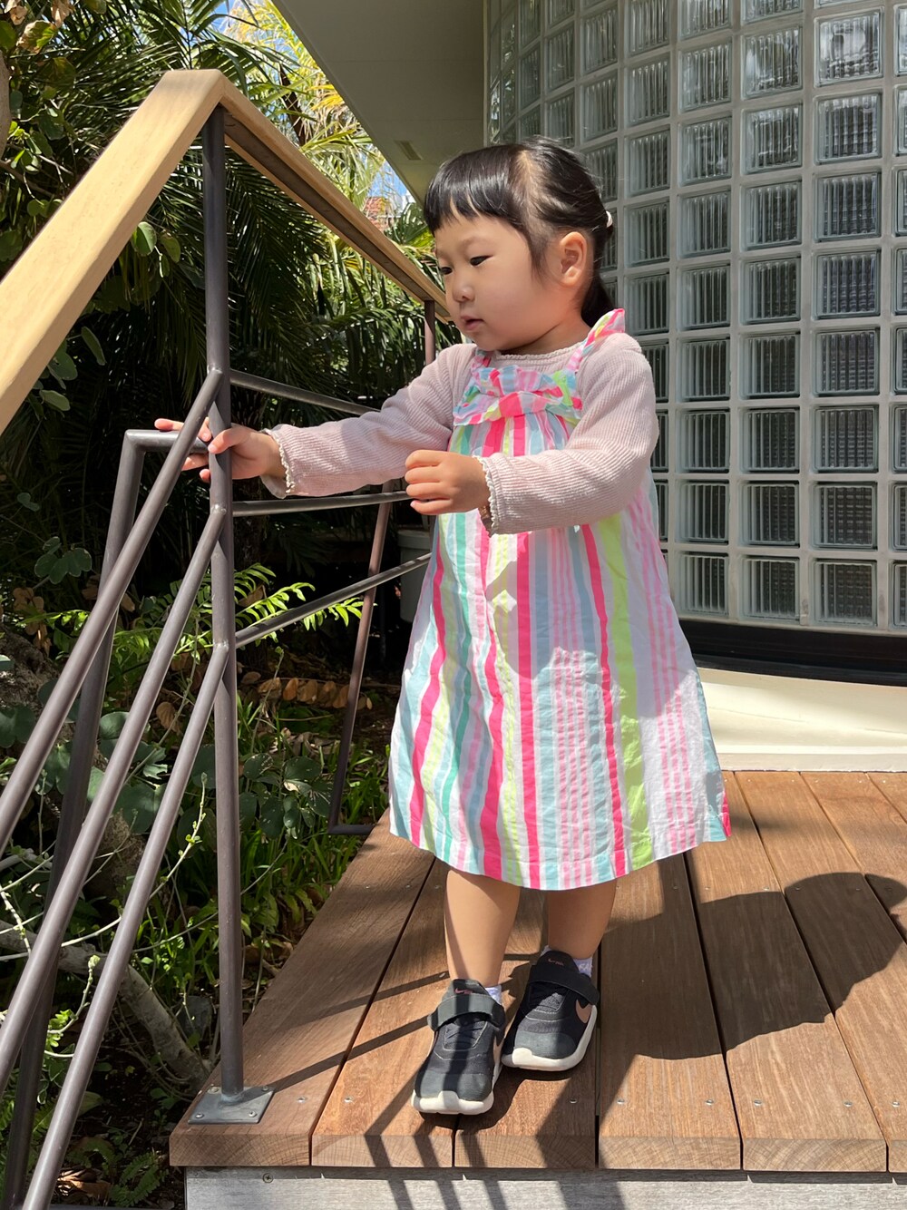 「休日スタイル、ワンピース、ワンピーススタイル、ワンピース×スニーカー、ワンピースコーデ、GAP、レイヤードスタイル、レイヤード、プチプラ、プチプラコーデ、カラフル、カラフルコーデ、ストライプ、スニーカー、NIKE」｜「NIKEのNIKE / エアマックスオケト TD 20（11～16cm）（スニーカー、レッド系）」を使った、hanamaruさん（キッズ・90cm）の春コーディネートの1枚目の写真