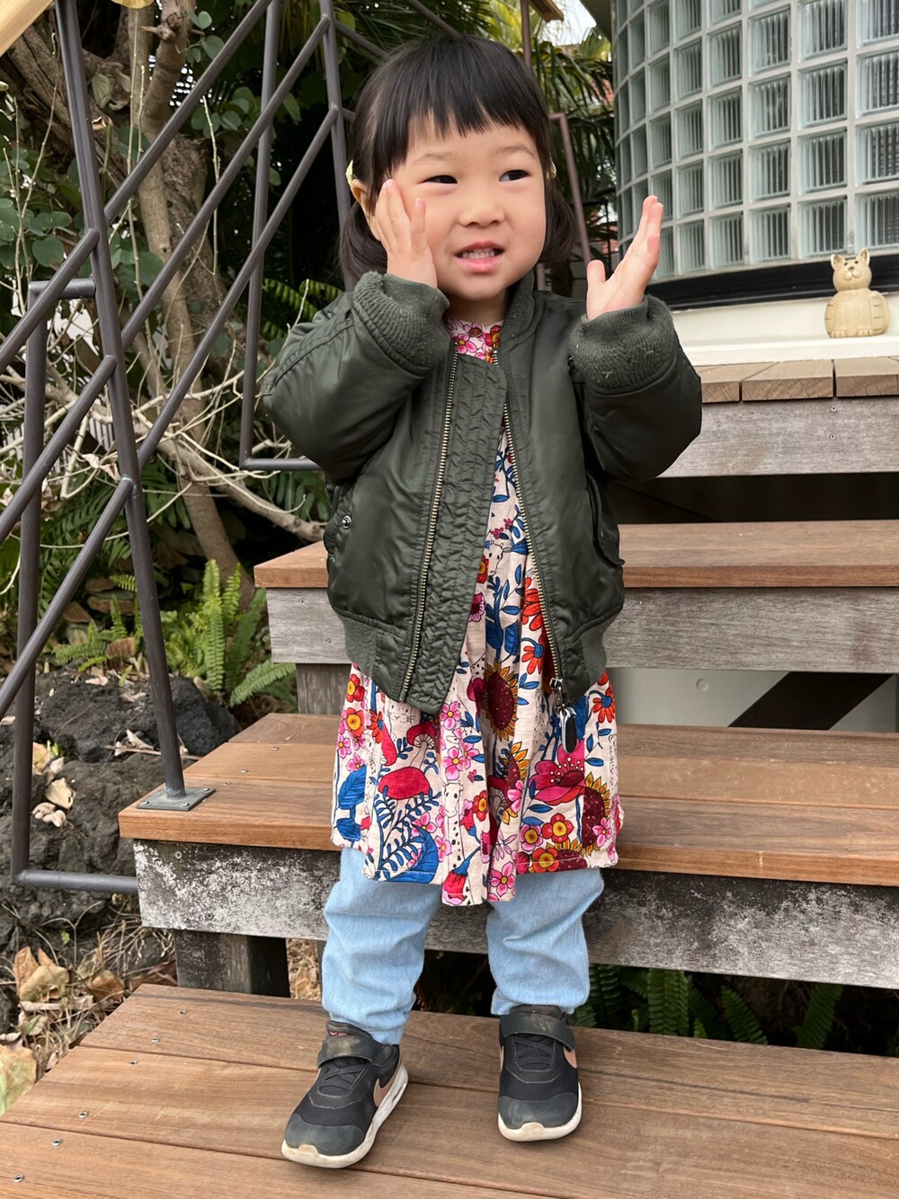 「春服デビュー宣言、カーキ、カーキアウター、MA-1、ワントーンコーデ、ワンピーススタイル、ワンピース×スニーカー、ワンピースコーデ、スニーカー、NIKE、NIKE AIR MAX、ナイキ、ナイキスニーカー、ナイキエアマックスデー、デニムパンツ」｜「AVIREXのAVIREX/ アヴィレックス 定番MA-1            （MA-1、グリーン系）」を使った、hanamaruさん（キッズ・90cm）の春コーディネートの1枚目の写真