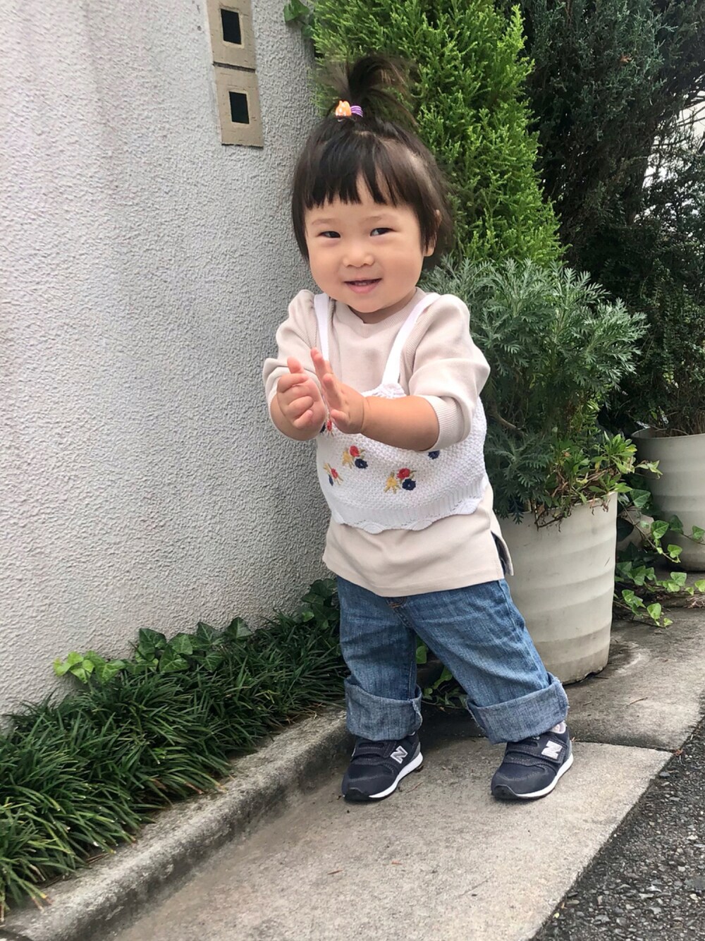 「スニーカー、デニム、New Balance、ストリート、halloween、ハロウィン、レイヤードスタイル、スニーカーコーデ、デニムパンツ、女の子、カジュアルコーデ、デニムコーデ、ベビーコーデ、new balance 996、ptite main」｜「OLD NAVYのアイテム（デニムパンツ、ブルー系）」を使った、hanamaruさん（キッズ・70cm）の秋コーディネートの1枚目の写真
