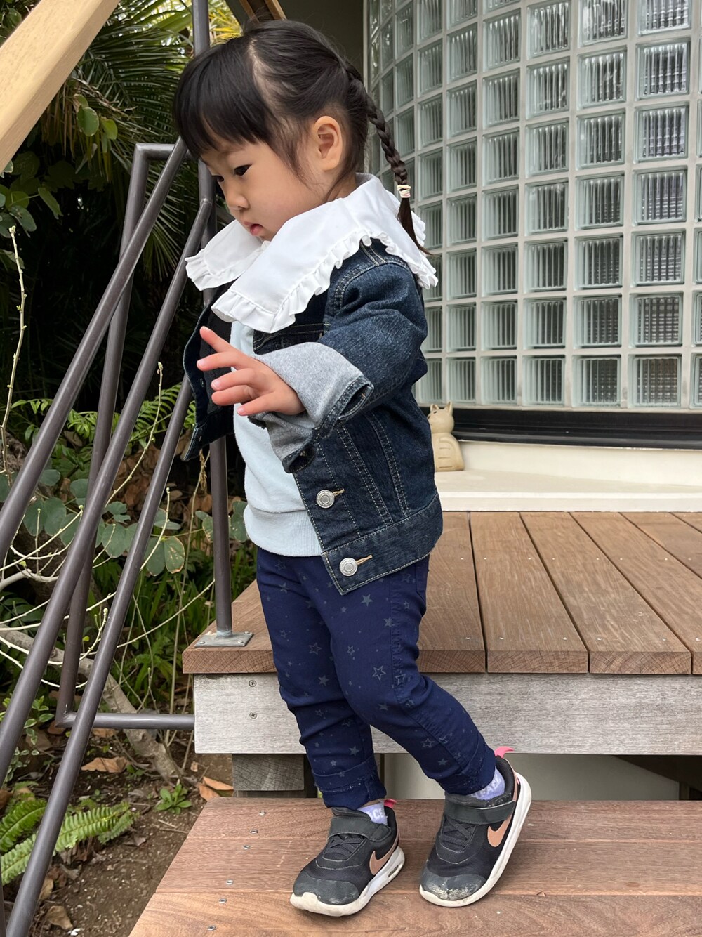「女の子コーデ、Gジャン、デニム、デニムジャケット、ビッグカラー、フリル襟、スキニー、スキニーパンツ、NIKE、NIKE AIR MAX、スニーカー、ストリート、スニーカーコーデ、カジュアルコーデ、カジュアル」｜「MARKEY'Sのアイテム（デニムジャケット、ブルー系）」を使った、hanamaruさん（キッズ・90cm）の春コーディネートの1枚目の写真