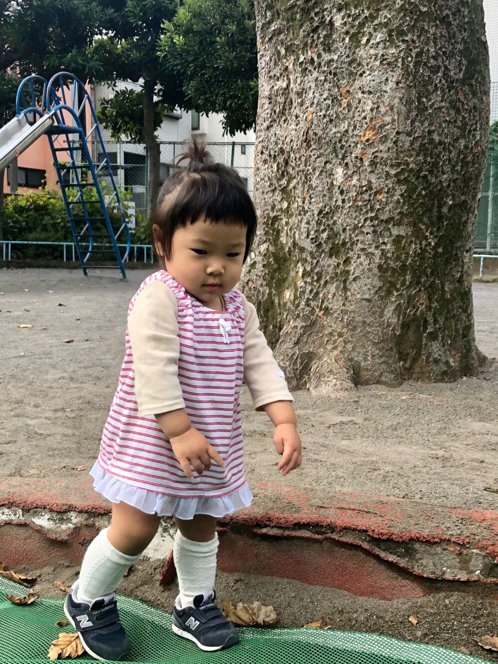 「スニーカー、レイヤード、New Balance、レイヤードスタイル、スニーカーコーデ、チュニック、ハイソックス、プチプラ、プチプラコーデ、1歳、女の子、スニーカー×靴下、new balance 996、ハイソックスにスニーカー、だから秋服が好き」｜「NEW BALANCEのNew Balance:IZ996（スニーカー、ブルー系）」を使った、hanamaruさん（キッズ・70cm）の秋コーディネートの1枚目の写真