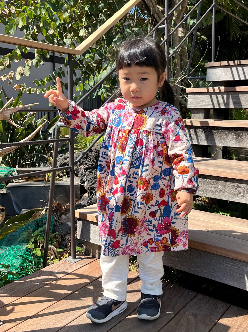 「next、ワンピース、ワンピーススタイル、ワンピース×スニーカー、ワンピースコーデ、カラフル、スニーカー、スニーカーコーデ、ナイキ、ナイキスニーカー、ナイキエアマックス、NIKE、NIKE AIR MAX、春コーデ」｜「nextのアイテム（ワンピース/ドレス、その他）」を使った、hanamaruさん（キッズ・90cm）の春コーディネートの1枚目の写真