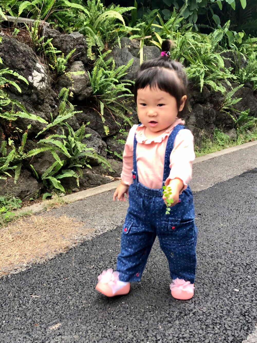 「古着、カジュアル、秋のコーデ、オーバーサイズ、デニムパンツ、プチプラ、古着MIX、プチプラコーデ、1歳、女の子、カジュアルコーデ、女の子コーデ、古着コーデ、秋コーデ、だから秋服が好き」｜「AttipasのCorsage(コサージュ)（その他シューズ、ピンク系）」を使った、hanamaruさん（キッズ・70cm）の秋コーディネートの1枚目の写真