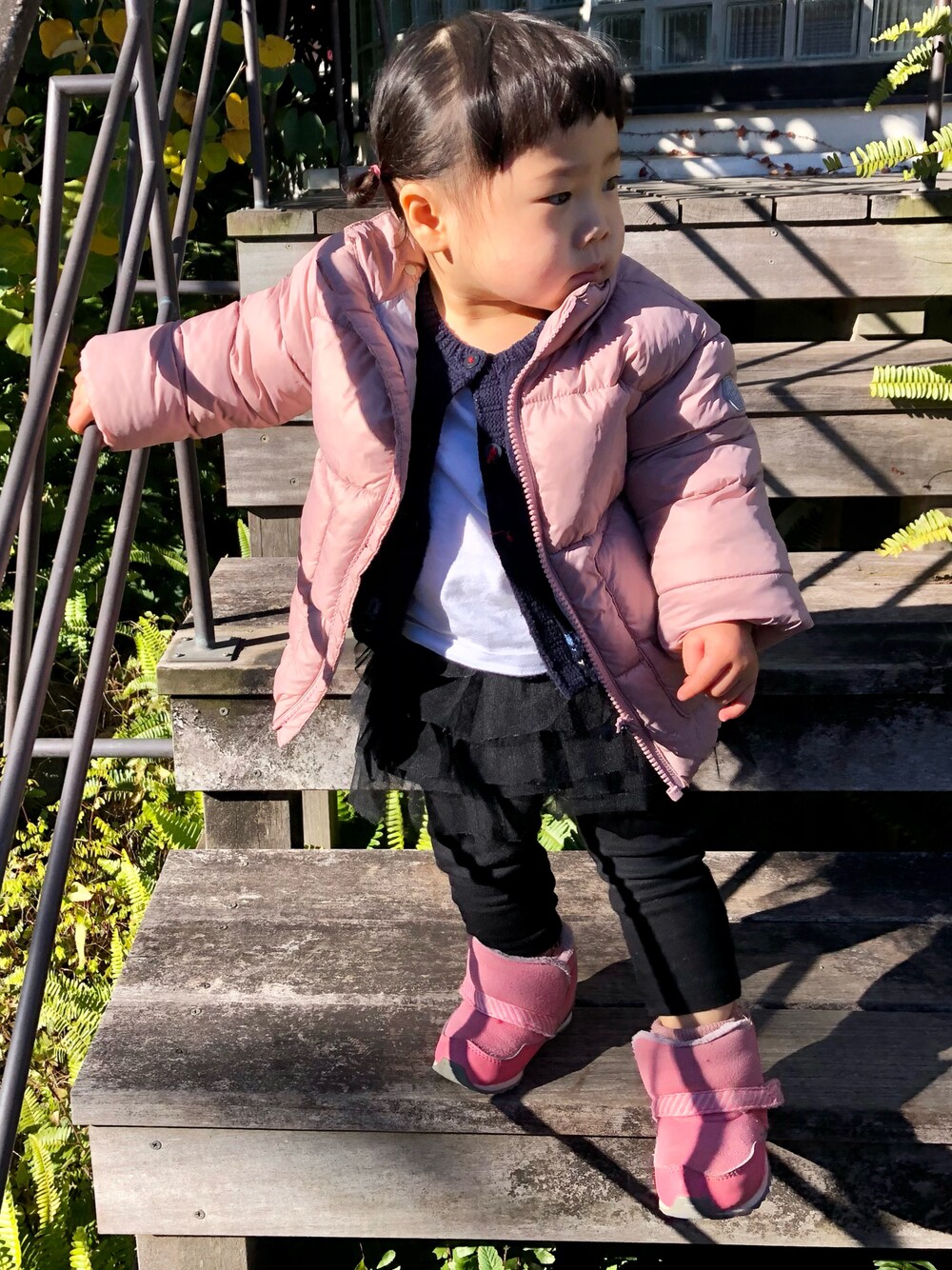 「カジュアルコーデ、ストリート、キッズファッション、ラルフローレン、Ralph Lauren、BEAMS、New Balance、devirock、ニューバランス、ブーツ、冬コーデ、1歳、秋冬コーデ、おんなのこコーデ、あったかコーデ」｜「BEAMSのアイテム（ダウンジャケット/コート、ピンク系）」を使った、hanamaruさん（キッズ・80cm）の冬コーディネートの1枚目の写真