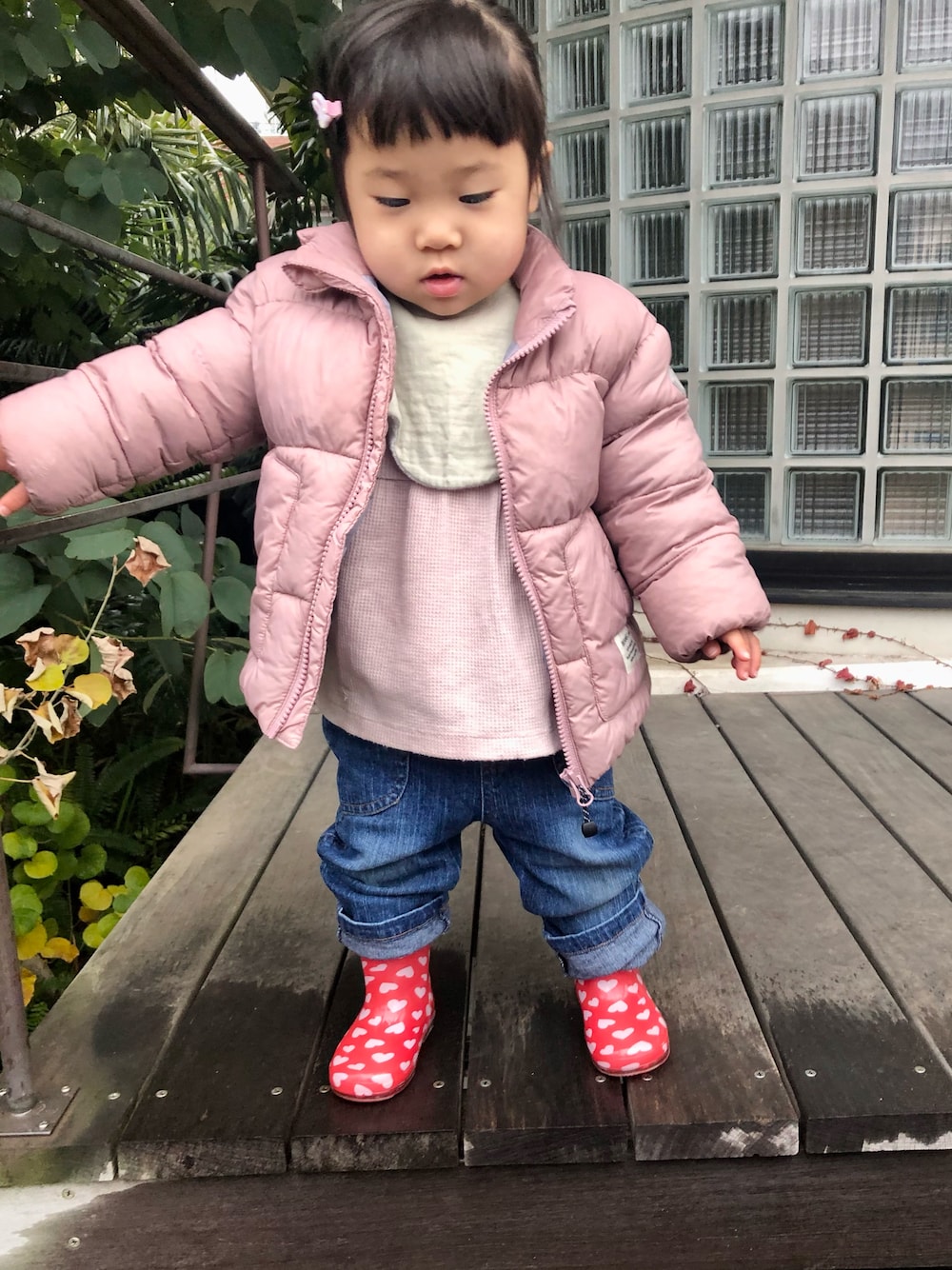 「オーバーサイズ、ゆるコーデ、ゆるパンツ、レインブーツ、レインシューズ、ダウンジャケット、デニム、デニムパンツ、カジュアルコーデ、あったかコーデ、冬コーデ、ブーツ、女の子、BEAMS、プチプラミックス」｜「BEAMSのアイテム（ダウンジャケット/コート、ピンク系）」を使った、hanamaruさん（キッズ・80cm）の冬コーディネートの1枚目の写真