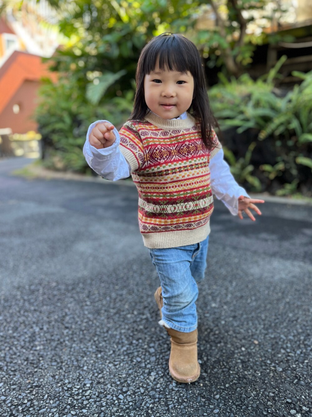 「クリスマスに着たい服、UGG、UGGムートン、ムートン、ムートンブーツ、ブーツ、ブーツスタイル、ブーツイン、バーバリー、burberry、ベスト、ニット、ニットベスト、デニム」｜「no brandのアイテム（シャツ/ブラウス、ホワイト系）」を使った、hanamaruさん（キッズ・80cm）の冬コーディネートの1枚目の写真