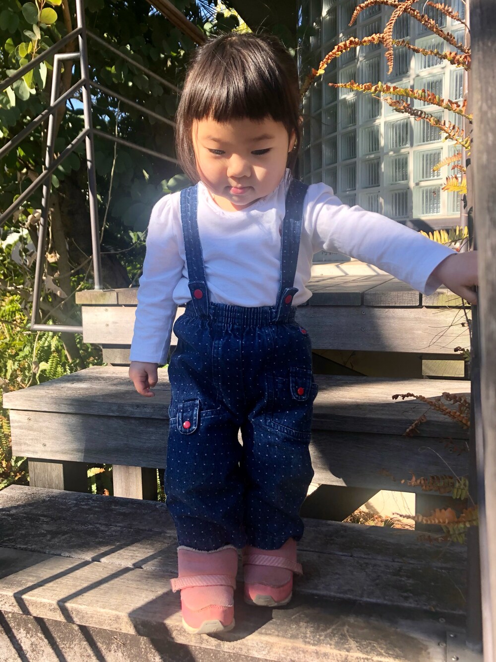 「白Tシャツ、ロンT、ラルフローレン、Ralph Lauren、デニム、デニムパンツ、サスペンダー、サスペンダーパンツ、ドット、ドット柄、ラコステ、古着、古着MIX、古着コーデ、1歳」｜「LACOSTEのアイテム（サロペット/オーバーオール、ブルー系）」を使った、hanamaruさん（キッズ・80cm）の冬コーディネートの1枚目の写真