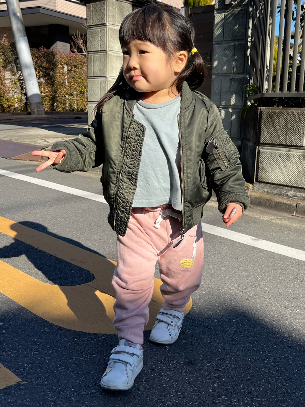 「冬コーデ、カジュアルコーデ、スニーカー、ストリート、スニーカーコーデ、スウェット、スウェットパンツ、スウェットコーデ、MA-1、reebok、リーボック(Reebok)、プチプラ、ブチプラコーデ、白スニーカー、カーキ」｜「AVIREXのAVIREX/ アヴィレックス 定番MA-1            （MA-1、グリーン系）」を使った、hanamaruさん（キッズ・90cm）の冬コーディネートの1枚目の写真