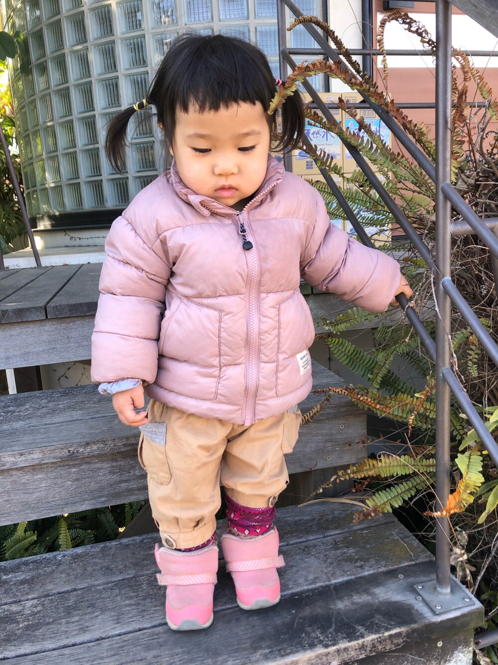 「ダウンジャケット、1歳、ニューバランス、New Balance、カーゴパンツ、ゆるパンツ、ゆるコーデ、女の子、カジュアル、カジュアルコーデ、レギンス、スニーカー、kids、むすめ服、UNIQLO」｜「BEAMSのアイテム（ダウンジャケット/コート、ピンク系）」を使った、hanamaruさん（キッズ・80cm）の冬コーディネートの1枚目の写真