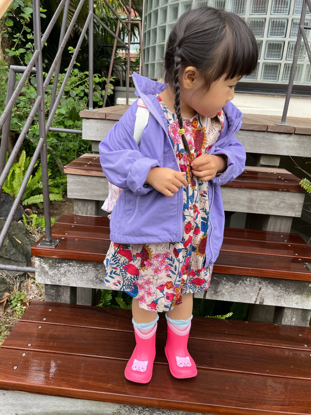 「雨の日コーデ、雨の日、レインブーツ、レインシューズ、ワンピース、ハンドメイド、ハンドメイド子供服、THE NORTH FACE、ノースフェイス、ナイロンジャケット、ナイロンパーカー、お出かけコーデ日記、長靴、春夏コーデ、おんなのこ」｜「nextのアイテム（ワンピース/ドレス、その他）」を使った、hanamaruさん（キッズ・90cm）の春コーディネートの1枚目の写真