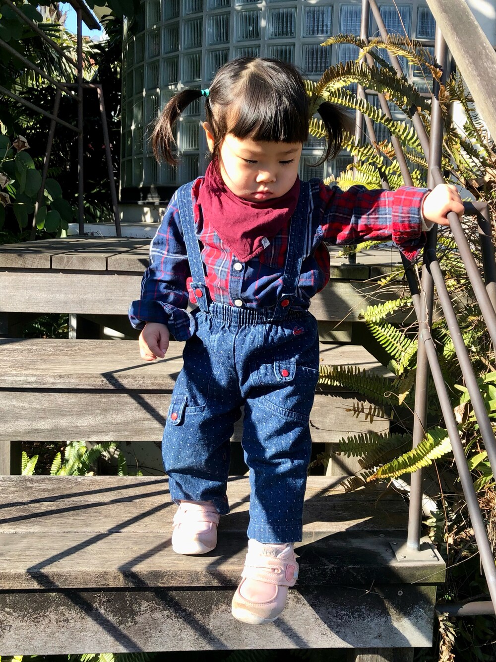 「古着、古着MIX、古着コーデ、H&M、ラコステ、チェック、チェックシャツ、ドット、デニム、デニムパンツ、チェック柄に恋してる、サスペンダー、1歳、カジュアル、カジュアルコーデ」｜「IFMEのIFME イフミー ベビーシューズ ファーストシューズ【ギフトボックス仕様】 22-9001（スニーカー、ピンク系）」を使った、hanamaruさん（キッズ・80cm）の冬コーディネートの1枚目の写真