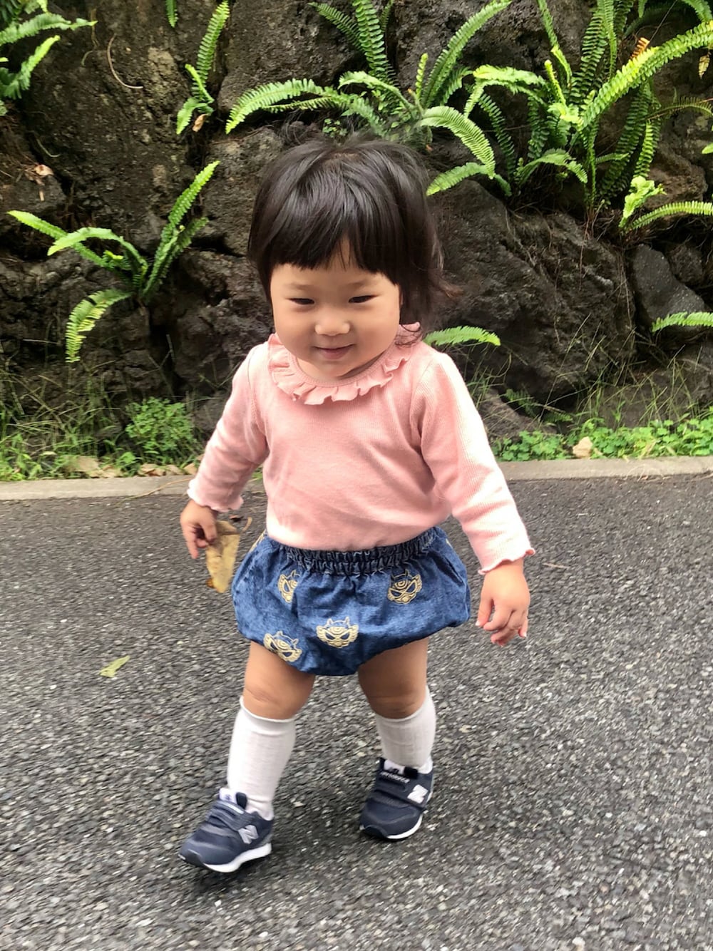 「スニーカー、New Balance、スニーカーコーデ、デニムパンツ、プチプラ、秋服、1歳、カジュアルコーデ、かぼちゃパンツ、ベビーコーデ、スニーカー×靴下、ヒスミニ、new balance 996、秋先取りコーデ、プチプラミックス」｜「AEON STYLEのアイテム（ロンパース、ピンク系）」を使った、hanamaruさん（キッズ・70cm）の秋コーディネートの1枚目の写真