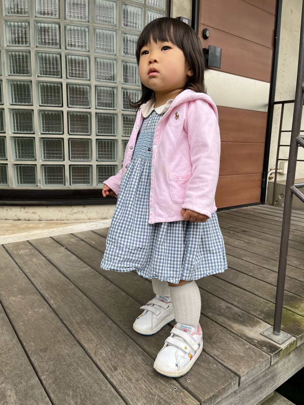 「ワンピース、ワンピース×スニーカー、ワンピーススタイル、パーカー、パーカーコーデ、GAP、ラルフローレン、Ralph Lauren、チエック、チェックスカート、シャツワンピ、リーボック(Reebok)、reebok、白スニーカー、スニーカーコーデ」｜「RALPH LAURENのアイテム（パーカー、ピンク系）」を使った、hanamaruさん（キッズ・80cm）の夏コーディネートの1枚目の写真