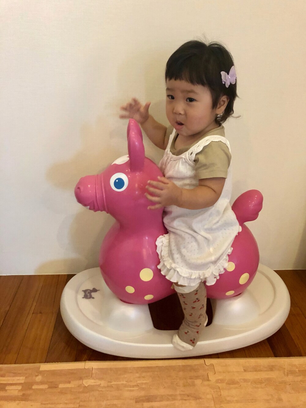 「プチプラ、プチプラコーデ、プチプラミックス、女の子、淡色コーデ、1歳、ベビーコーデ、キッズコーデ、晩夏、秋服準備はじめました、ワンピース、レイヤードスタイル、レイヤード、3coins、さくらんぼ」｜「ロディのアイテム（おもちゃ、ピンク系）」を使った、hanamaruさん（キッズ・70cm）の秋コーディネートの1枚目の写真