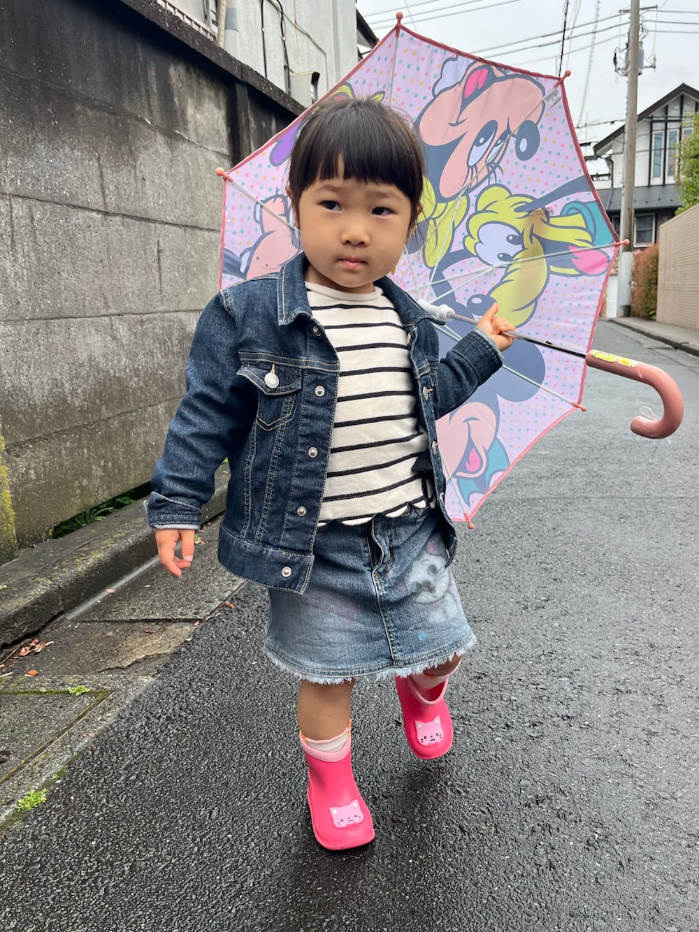 「お出かけコーデ日記、Gジャン、デニム、デニムコーデ、デニムオンデニム、デニムスカート、ボーダー、ボーダートップス、デニムジャケット、レインブーツ、雨の日コーデ、雨の日、長靴、スカート、2歳」｜「Seraphのスカラップボーダー長袖Tシャツ（Tシャツ/カットソー、ホワイト系）」を使った、hanamaruさん（キッズ・90cm）の春コーディネートの1枚目の写真