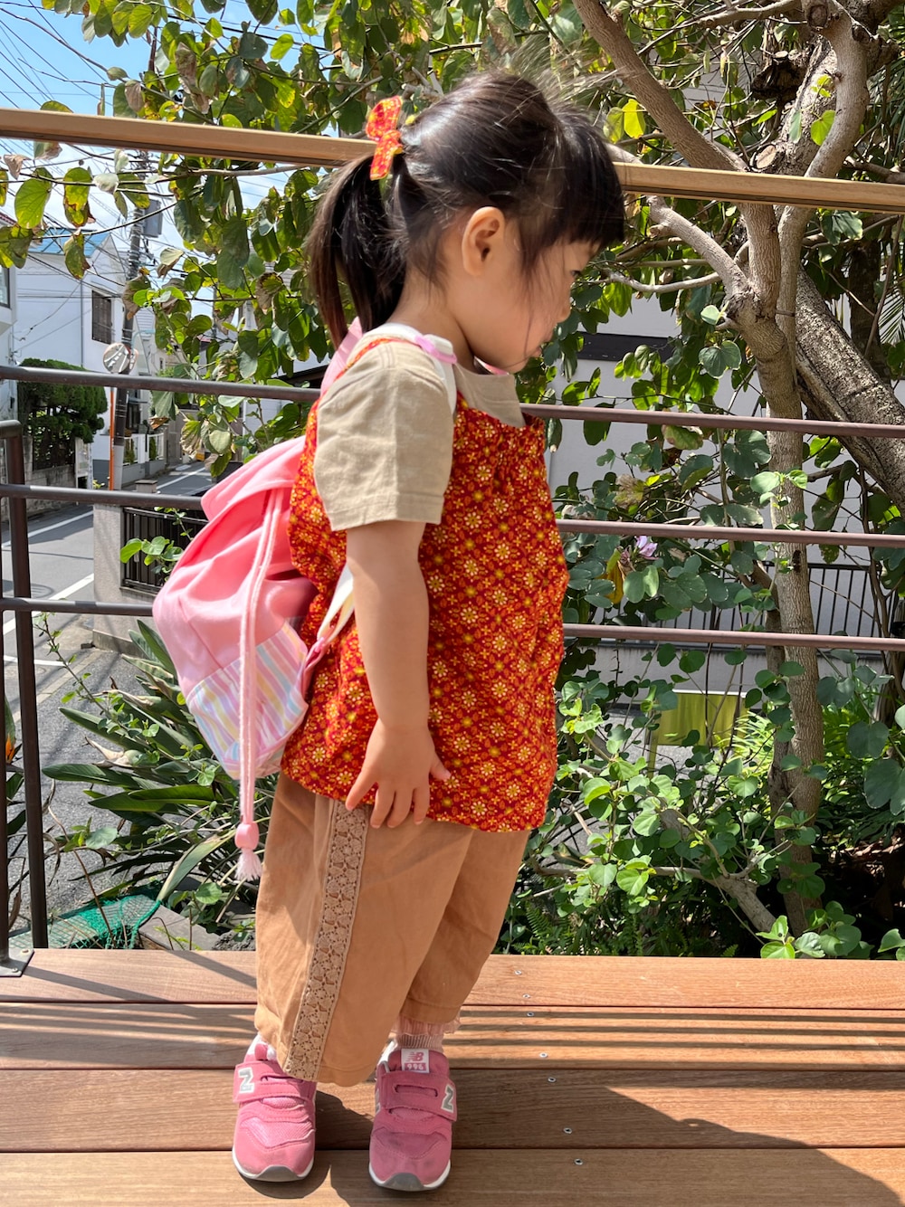 「お出かけコーデ日記、handmade、ハンドメイド、ハンドメイド子供服、バックパック、リュック、リュックスタイル、リュックサック、手作り、レイヤードスタイル、レイヤード、ワイドパンツ、ゆるコーデ、ゆるパンツ、New Balance」｜「Handmadeのギャザーキャミソール（キャミソール、レッド系）」を使った、hanamaruさん（キッズ・90cm）の春コーディネートの1枚目の写真