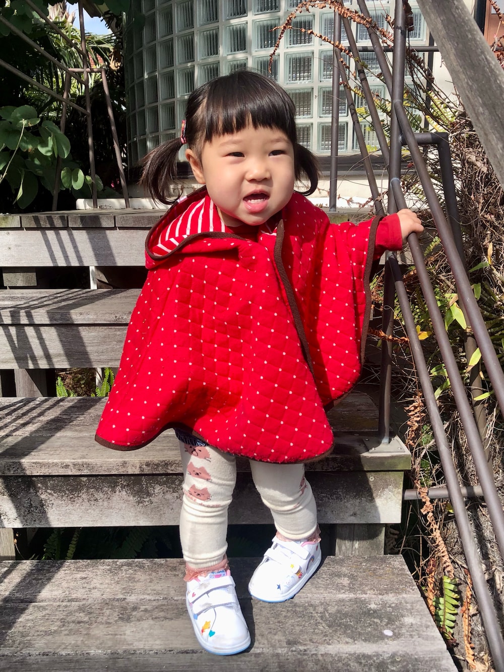 「ポンチョ、スニーカーコーデ、白スニーカー、レッグウォーマー、春コーデ、春、春アウター、春服みてみて、春めきシューズ、1歳、キッズコーデ、リーボック(Reebok)、reebok、女の子コーデ、赤」｜「HOT BISCUITSのアイテム（ポンチョ、レッド系）」を使った、hanamaruさん（キッズ・80cm）の春コーディネートの1枚目の写真
